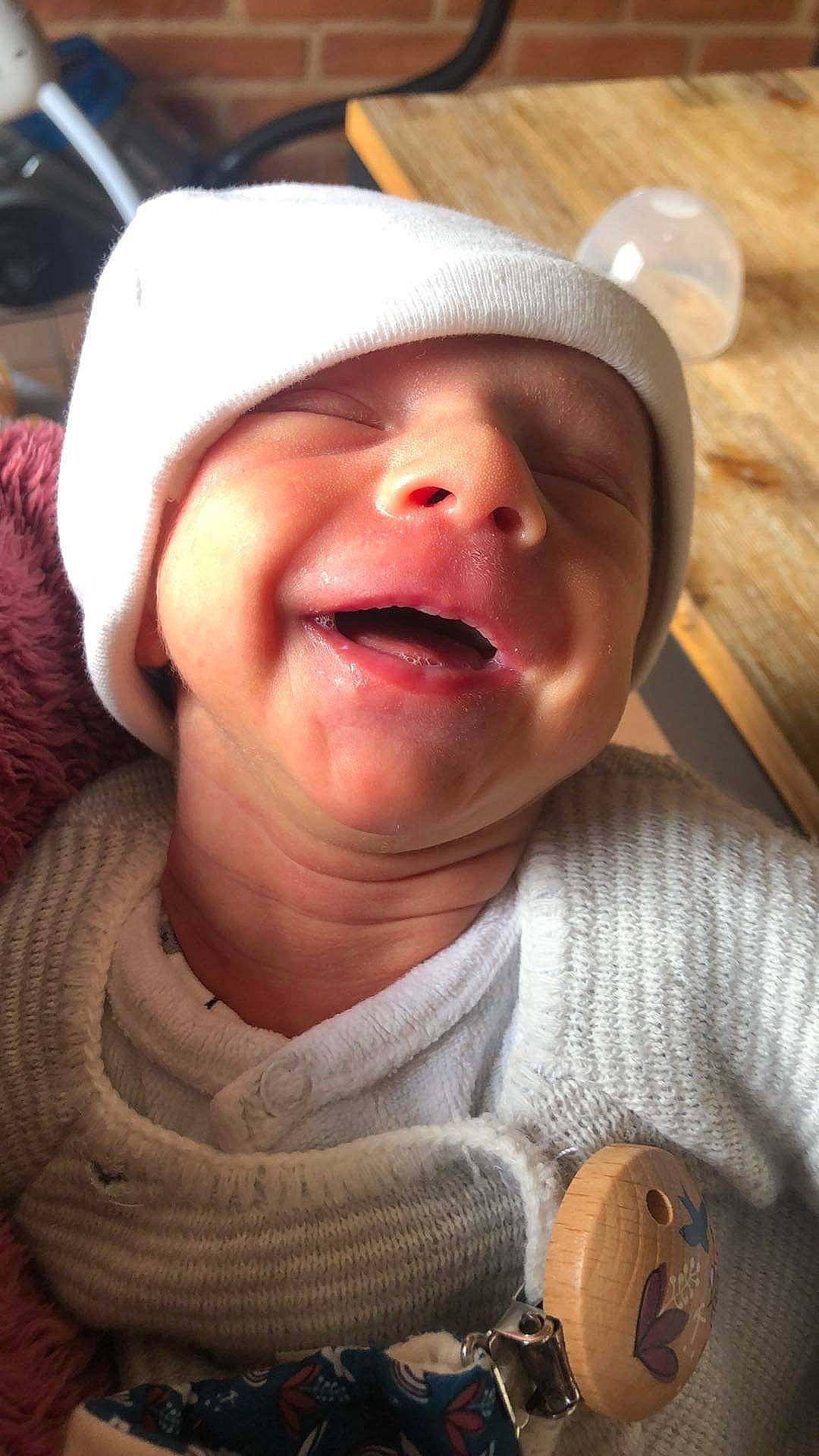 Gaspard participe au concours pour gagner de l'argent avec cette photo : baby, baby_laughing, cap, cheek, chin, comfort, eye, eyebrow, eyelash, finger, happy, head, human_body, jaw, lip, mouth, nose, person, skin, smile