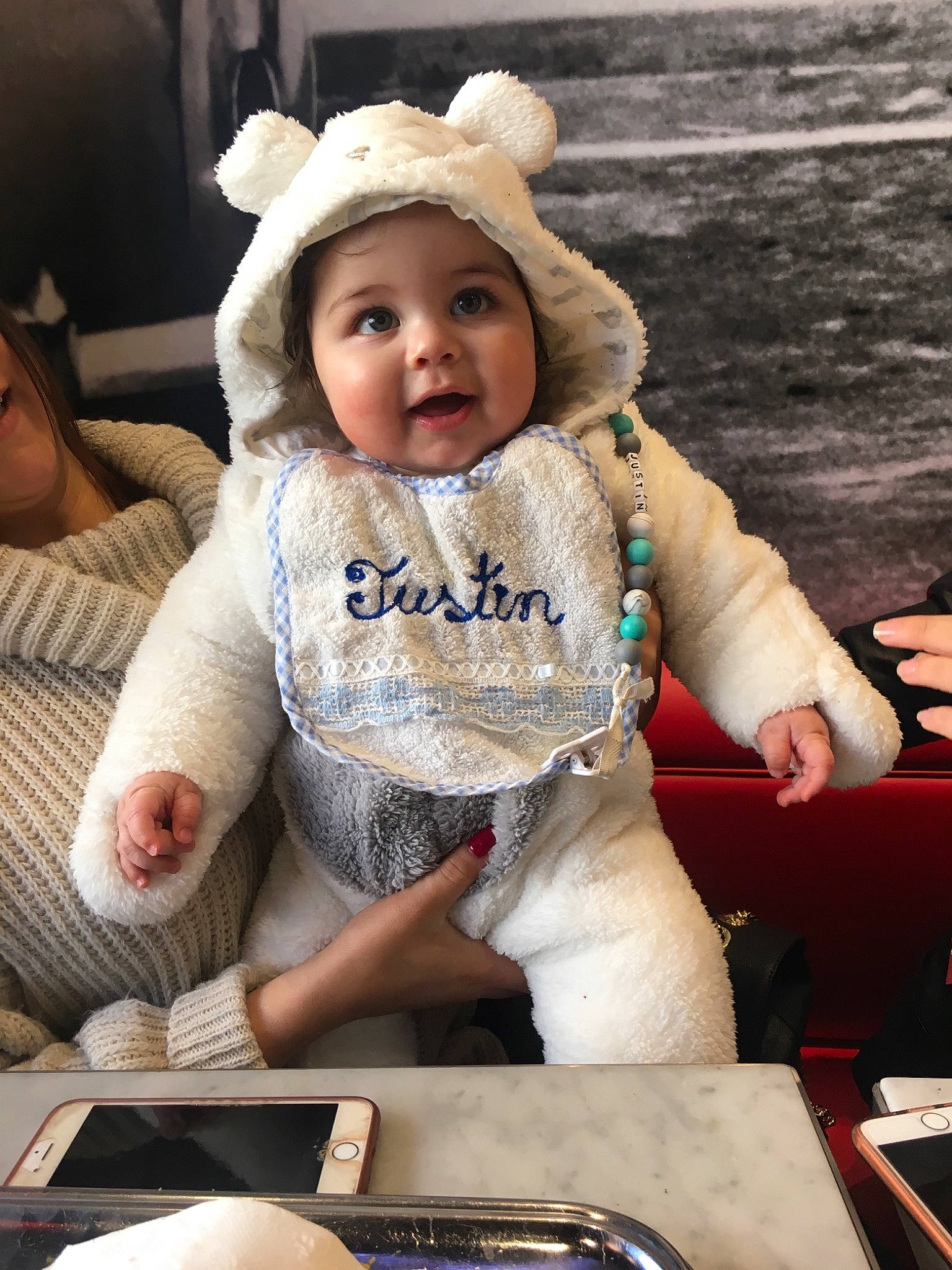 Justin participe au concours pour gagner de l'argent avec cette photo : child, ear, fun, fur, hand, happy, people, person, sitting, skin, smile, toddler, vacation