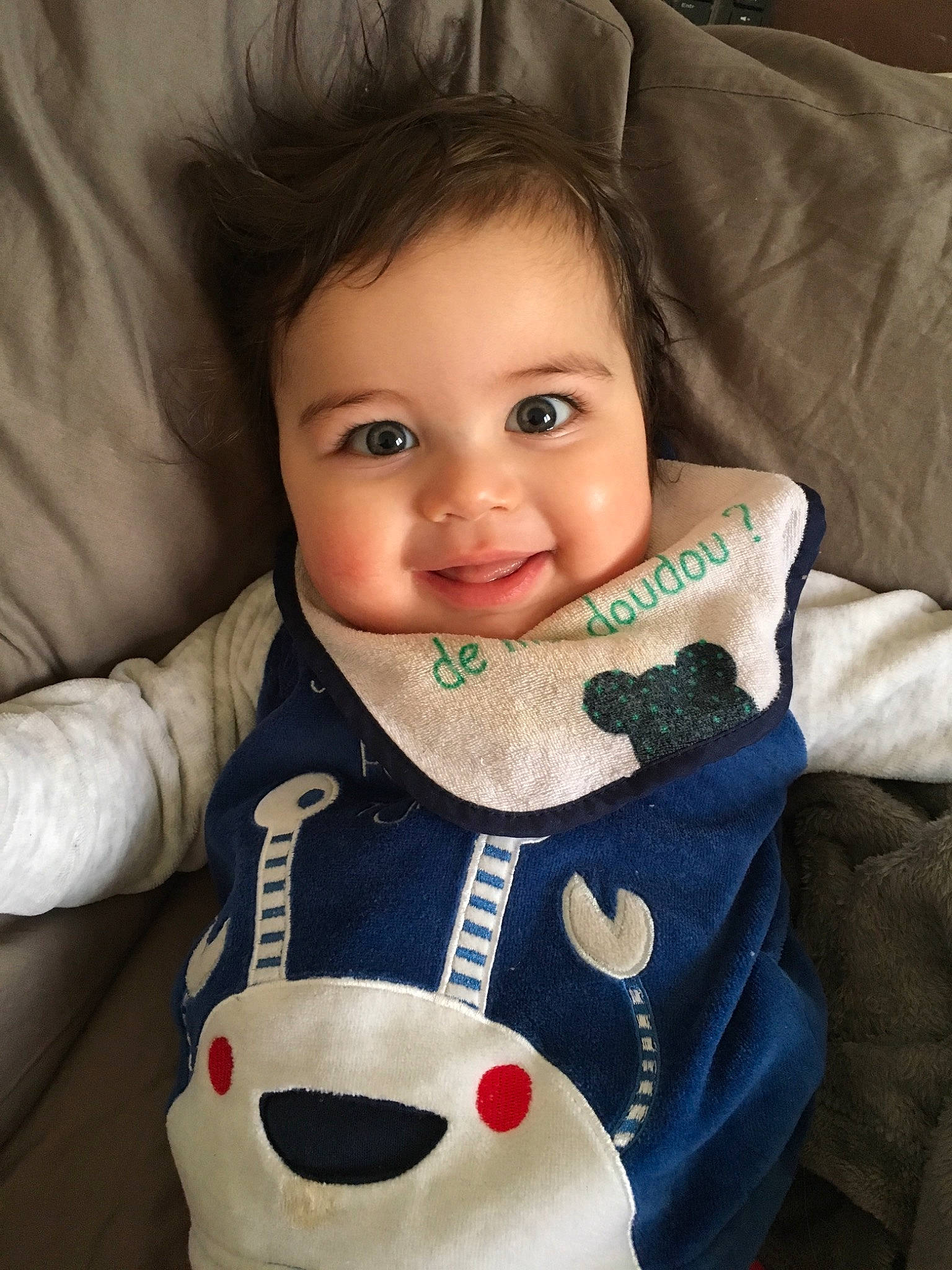 Justin a rejoint le concours — aidez-le/la à gagner de superbes lots ! baby, baby_products, cheek, child, head, linens, lip, person, product, sleeve, smile, textile, toddler