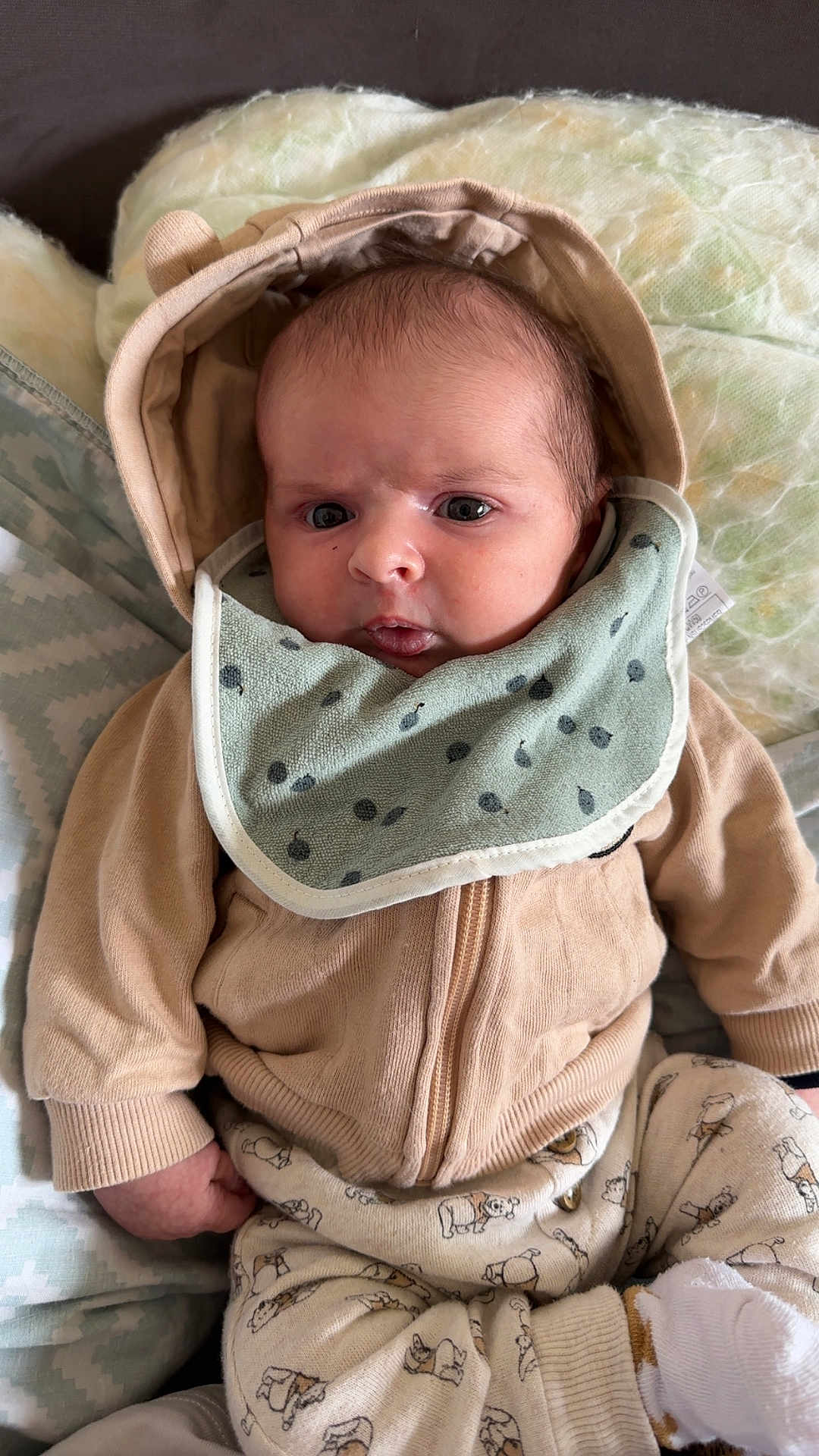 Lyvano a rejoint le concours — aidez-le/la à gagner de superbes lots ! baby, infant, clothing, bib, hoodie, patterned_pants, socks, cushion, blanket, face, expression, indoors, person, newborn, cute, soft_texture, lying_down, child, cozy, warm