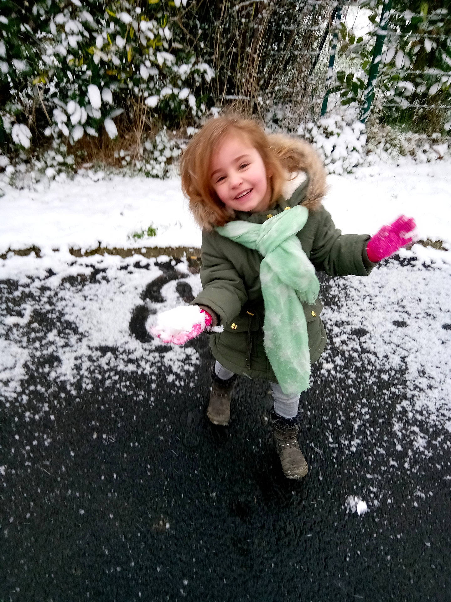 Judith a rejoint le concours — aidez-le/la à gagner de superbes lots ! child, day, freezing, fun, girl, grass, joy, person, plant, play, snow, toddler, tree, vacation, water, winter
