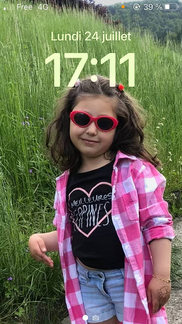 Dea participe au concours pour gagner de l'argent avec cette photo : cool, eyewear, fun, glasses, goggles, grass, green, hair, happy, joy, leaf, lip, magenta, people_in_nature, person, pink, plant, smile, summer, sunglasses