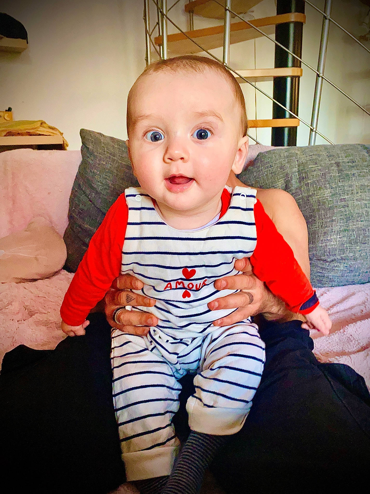 Charly a rejoint le concours — aidez-le/la à gagner de superbes lots ! baby, baby_toddler_clothing, cheek, chin, comfort, eye, facial_expression, flash_photography, fun, hairstyle, happy, iris, lip, mouth, nose, person, shoulder, skin, sleeve, surprise