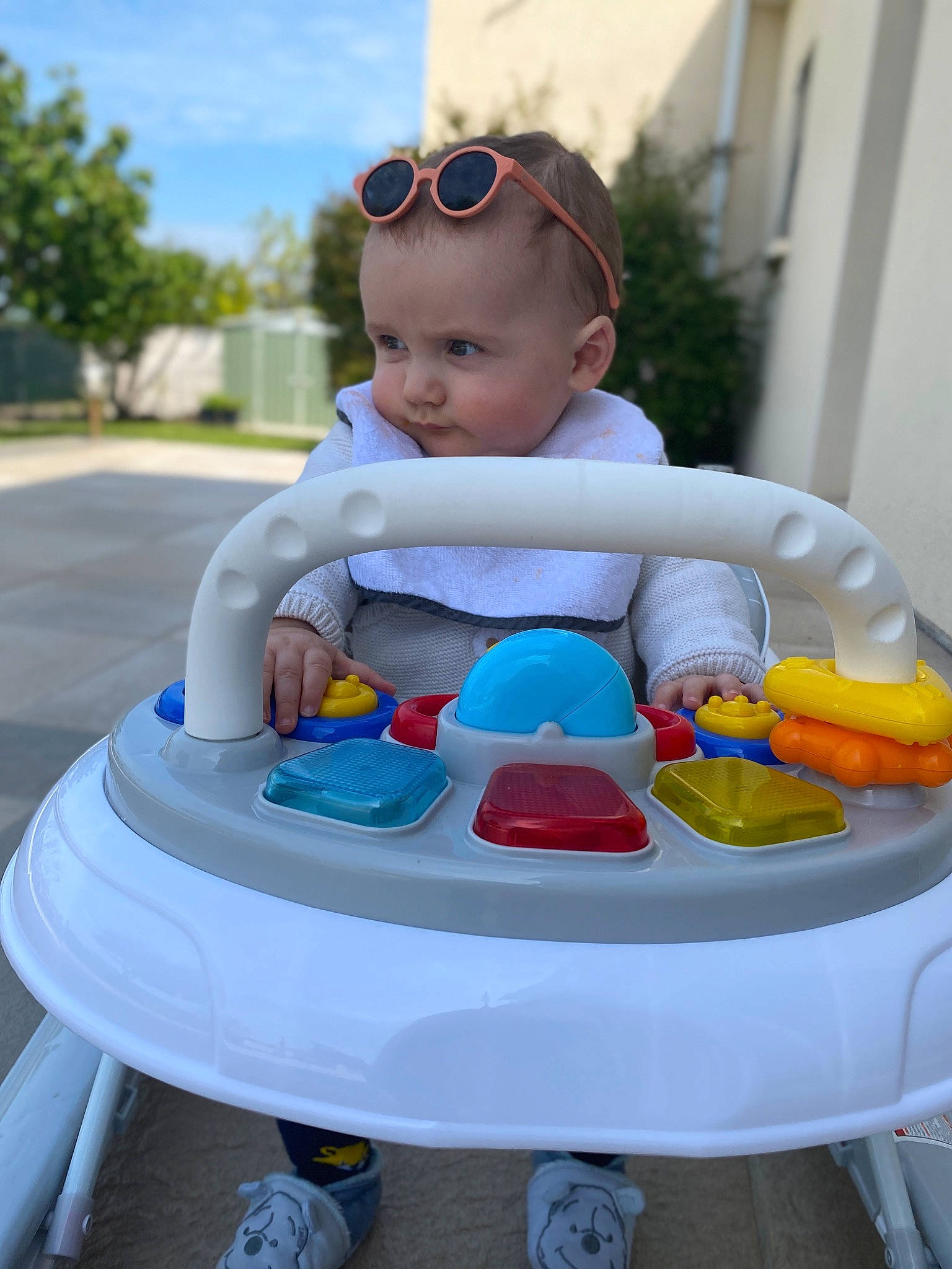 Charly participe au concours pour gagner de l'argent avec cette photo : baby, baby_playing_with_toys, baby_products, baby_toddler_clothing, child, electric_blue, eyewear, fun, goggles, happy, leisure, person, plant, plastic, recreation, riding_toy, sitting, sky, sunglasses, toddler