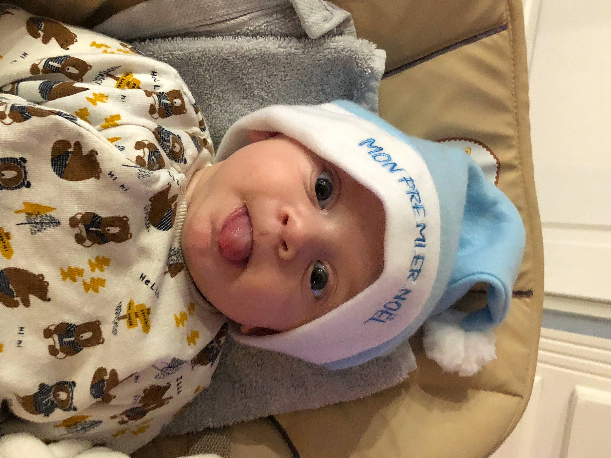 Charly participe au concours pour gagner de l'argent avec cette photo : baby, baby_products, baby_safety, baby_toddler_clothing, cheek, child, comfort, eye, eyelash, face, hat, head, headwear, linens, mammal, pattern, person, room, skin, sleeve