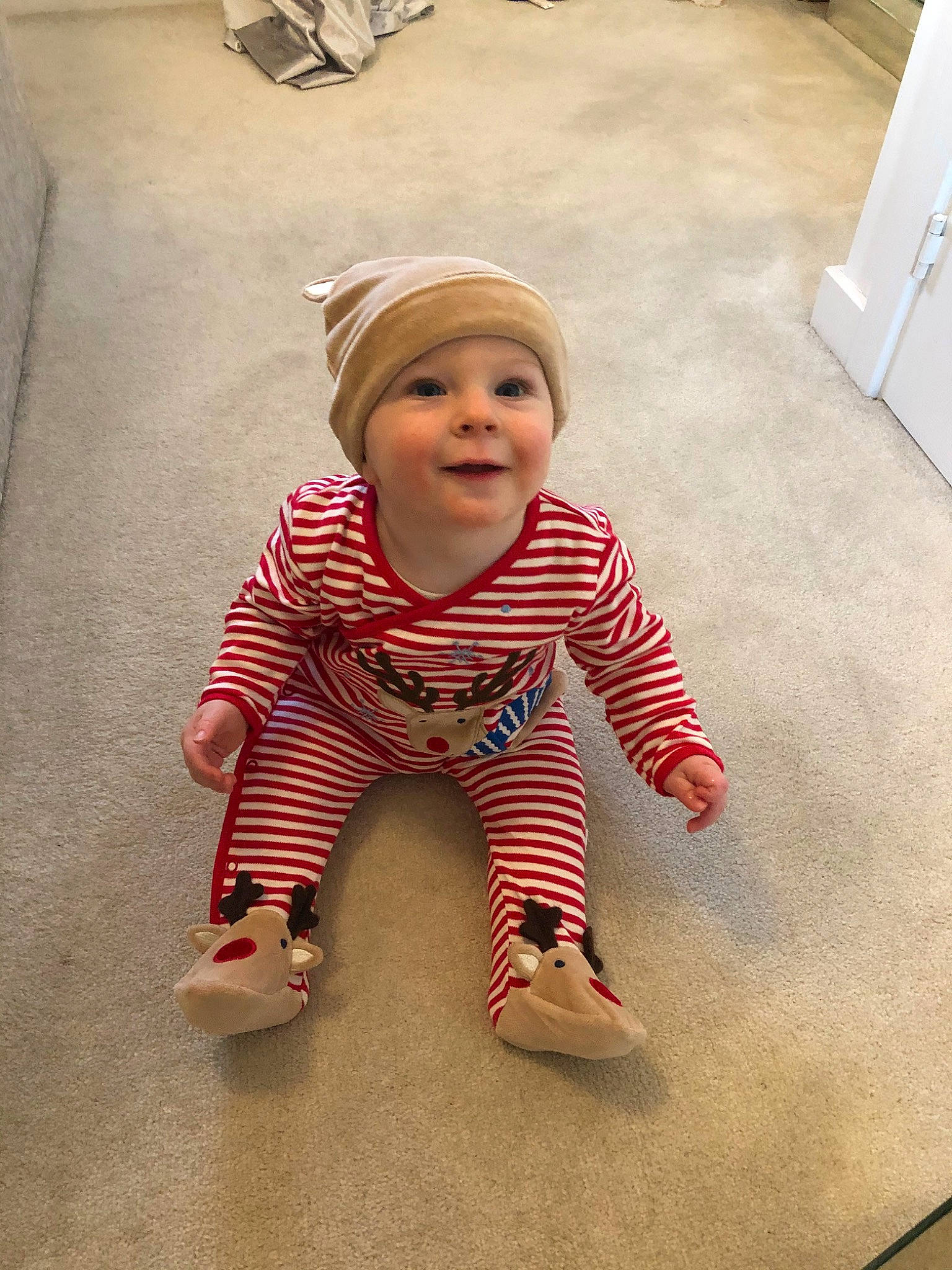 Lenny is registered to the contest to win money with this photo: baby, baby_toddler_clothing, cheek, child, floor, flooring, footwear, fun, head, headgear, person, pink, play, shoe, skin, sleeve, t_shirt, toddler, vacation