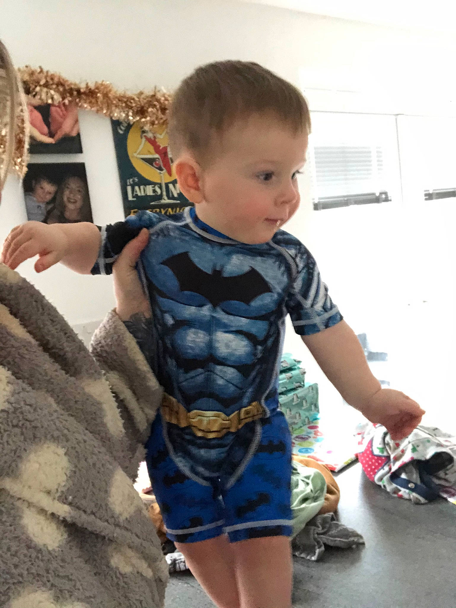 Lenny is registered to the contest to win money with this photo: abdomen, arm, child, joint, joy, leg, person, shoulder, t_shirt, toddler, trunk