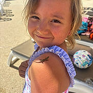 Lola participe au concours pour gagner de l'argent avec cette photo : child, smiling, lizard, shoulder, sunlight, outdoor, poolside, swimsuit, person, hair, face, summer, toy, playful, nature, animal, reptile, closeup, happy, skin