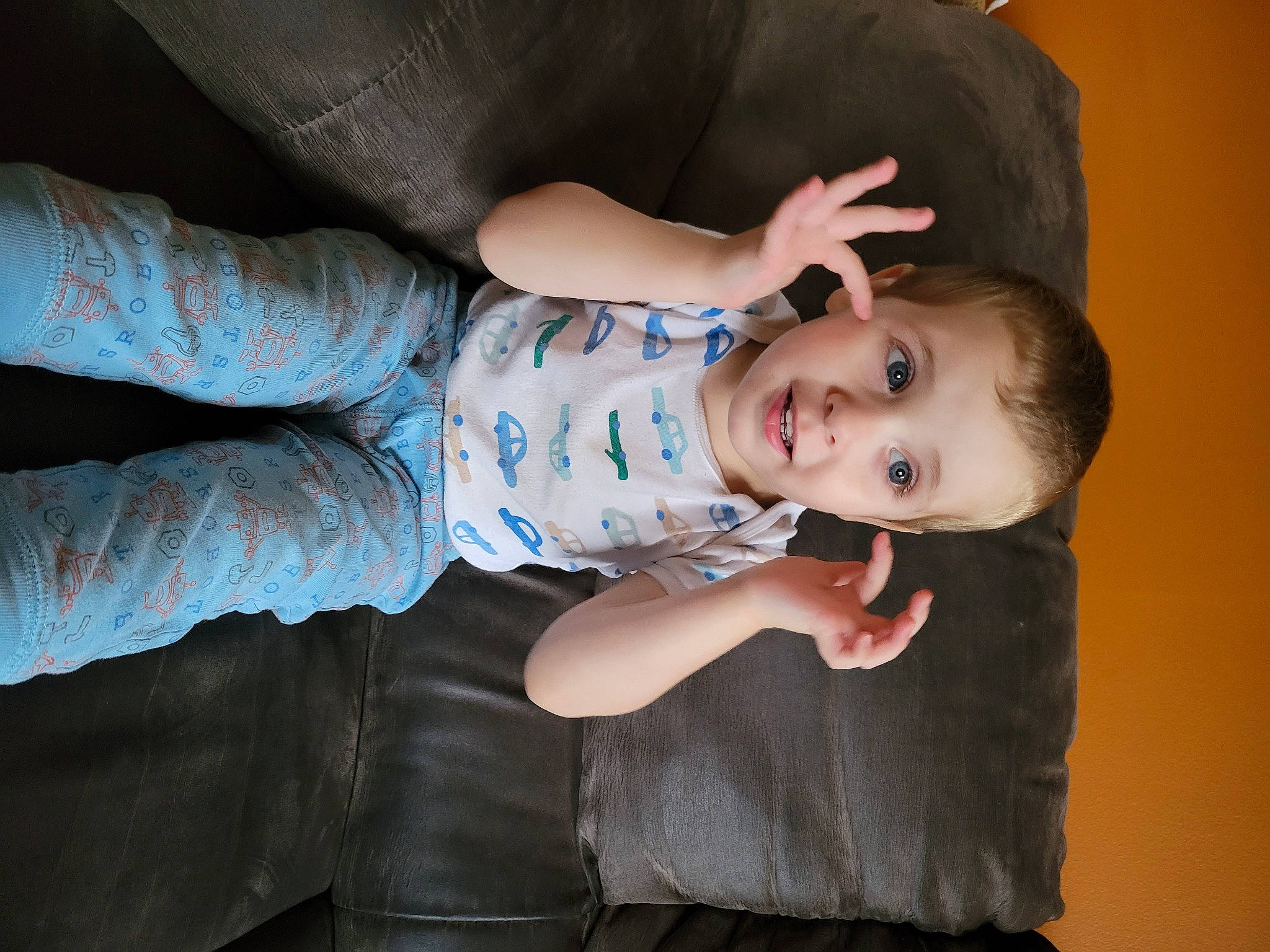 Abel a rejoint le concours — aidez-le/la à gagner de superbes lots ! baby, baby_toddler_clothing, beauty, cheek, chin, comfort, elbow, finger, flash_photography, gesture, happy, human_body, iris, mouth, nose, person, skin, sleeve, smile, toddler