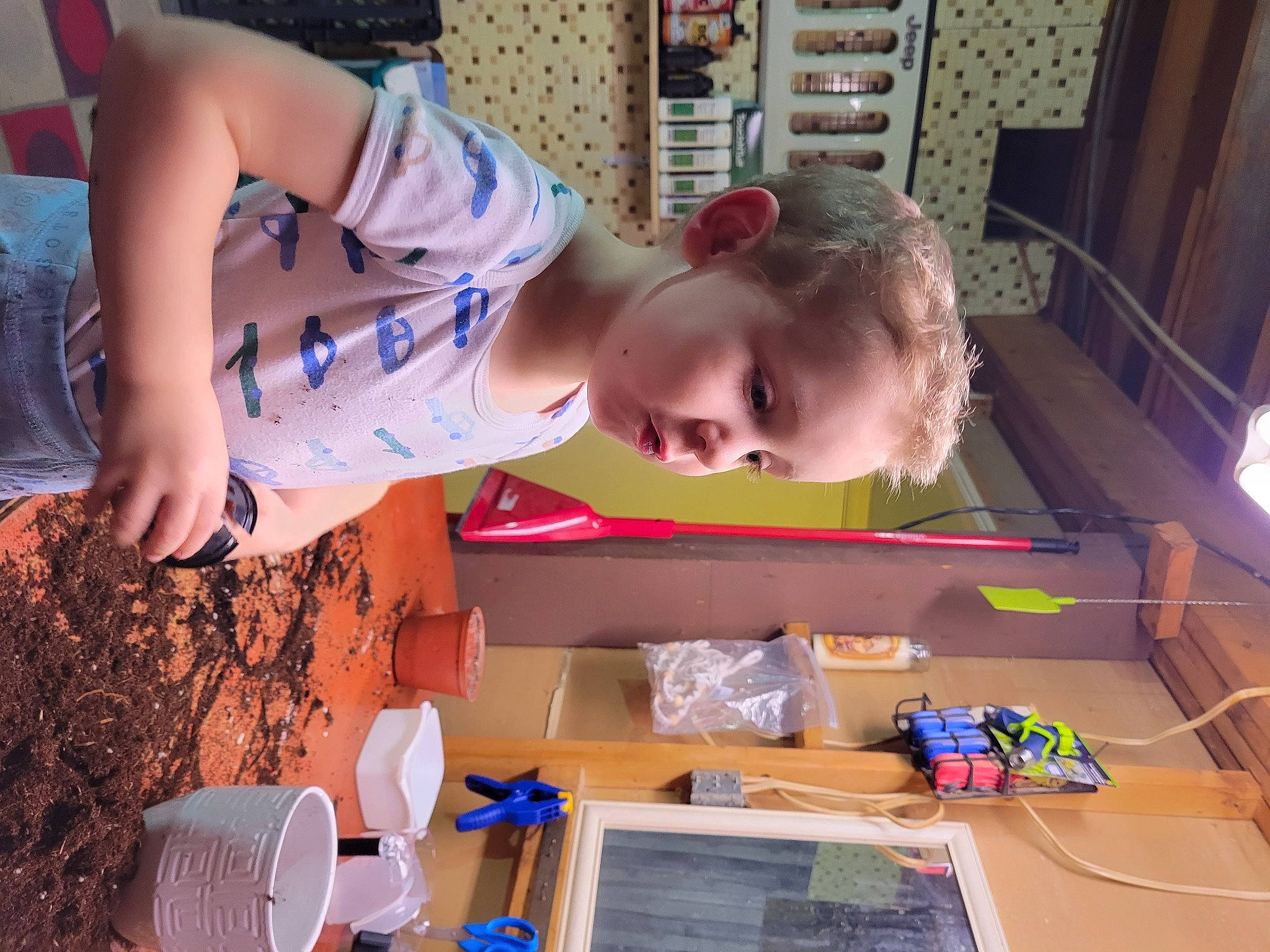 Abel participe au concours pour gagner de l'argent avec cette photo : abdomen, baby, chest, child, flooring, fun, happy, human_leg, person, play, room, smile, t_shirt, thigh, toddler, trunk, vacation, wood