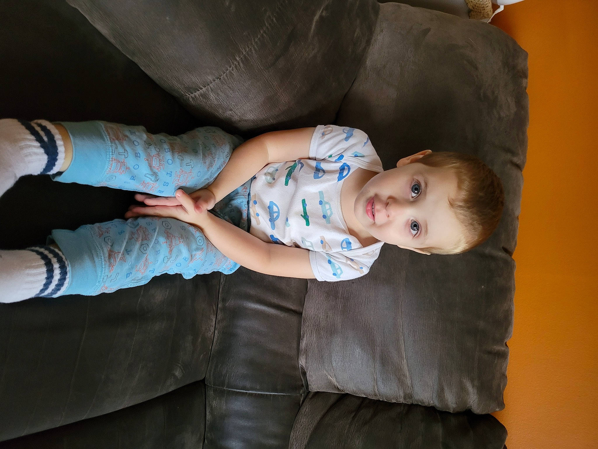 Abel a rejoint le concours — aidez-le/la à gagner de superbes lots ! baby, baby_toddler_clothing, comfort, couch, elbow, eye, finger, flash_photography, fun, hand, human_body, human_leg, knee, lap, leg, person, skin, sock, thigh, toddler