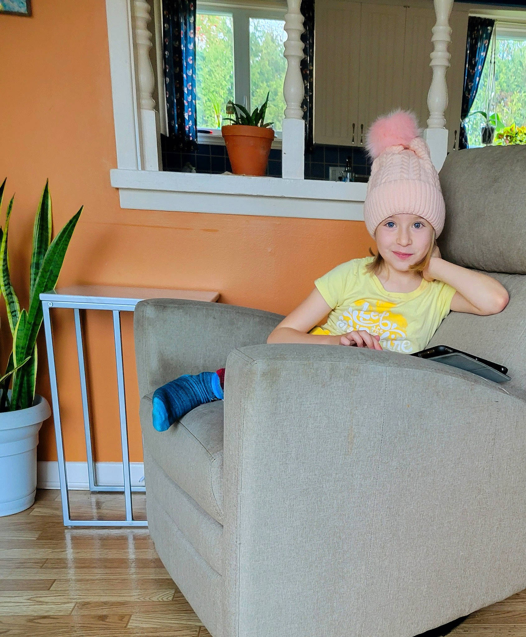 Melody a rejoint le concours — aidez-le/la à gagner de superbes lots ! azure, baby, baby_toddler_clothing, comfort, electric_blue, floor, flooring, flowerpot, green, hardwood, headwear, houseplant, interior_design, joy, leisure, living_room, person, plant, property, room