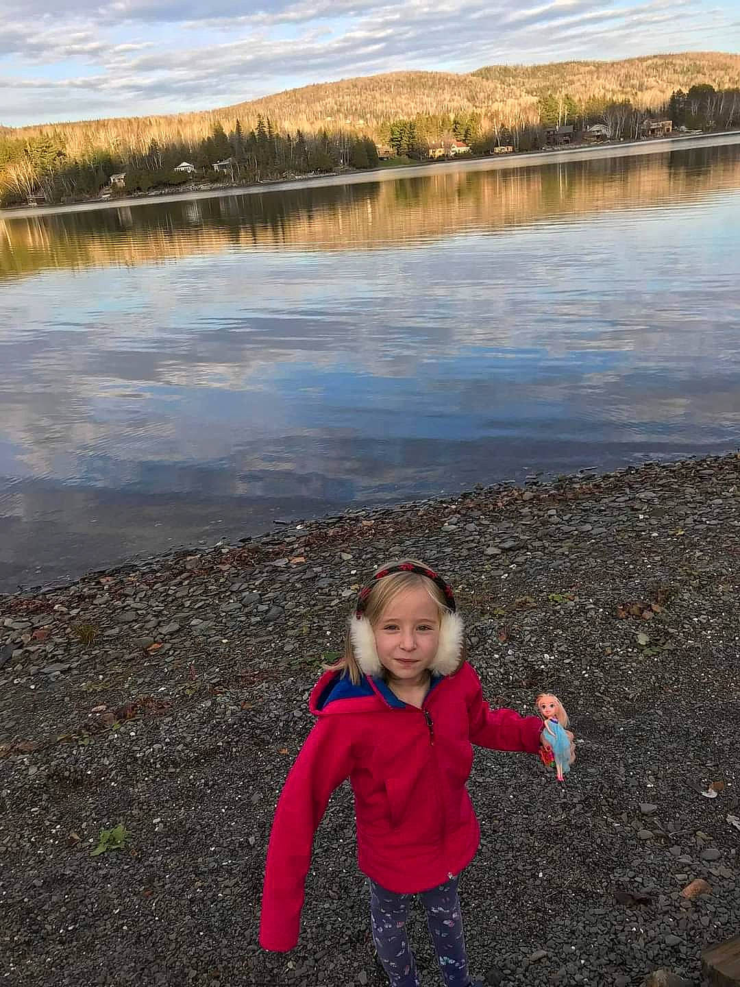 Melody a rejoint le concours — aidez-le/la à gagner de superbes lots ! clothing, cloud, fun, grass, happy, joy, lacustrine_plain, lake, landscape, leisure, morning, natural_landscape, nature, people_in_nature, person, plant, shore, sky, toddler, tree