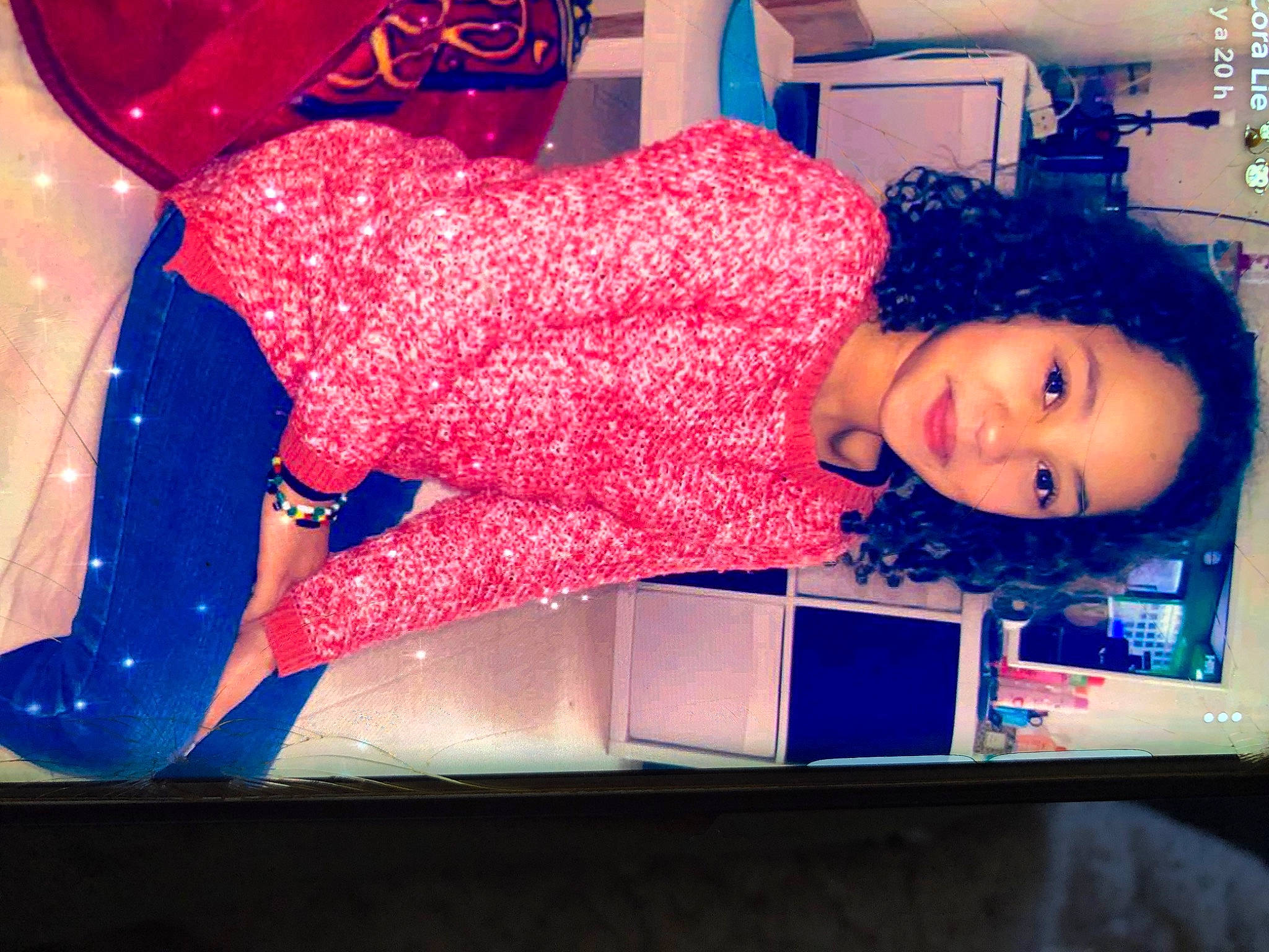 Thaïs participe au concours pour gagner de l'argent avec cette photo : carmine, cloud, computer_monitor, cool, display_device, electric_blue, electronic_device, flat_panel_display, fun, gadget, happy, joy, led_backlit_lcd_display, magenta, material_property, multimedia, output_device, person, room, smile