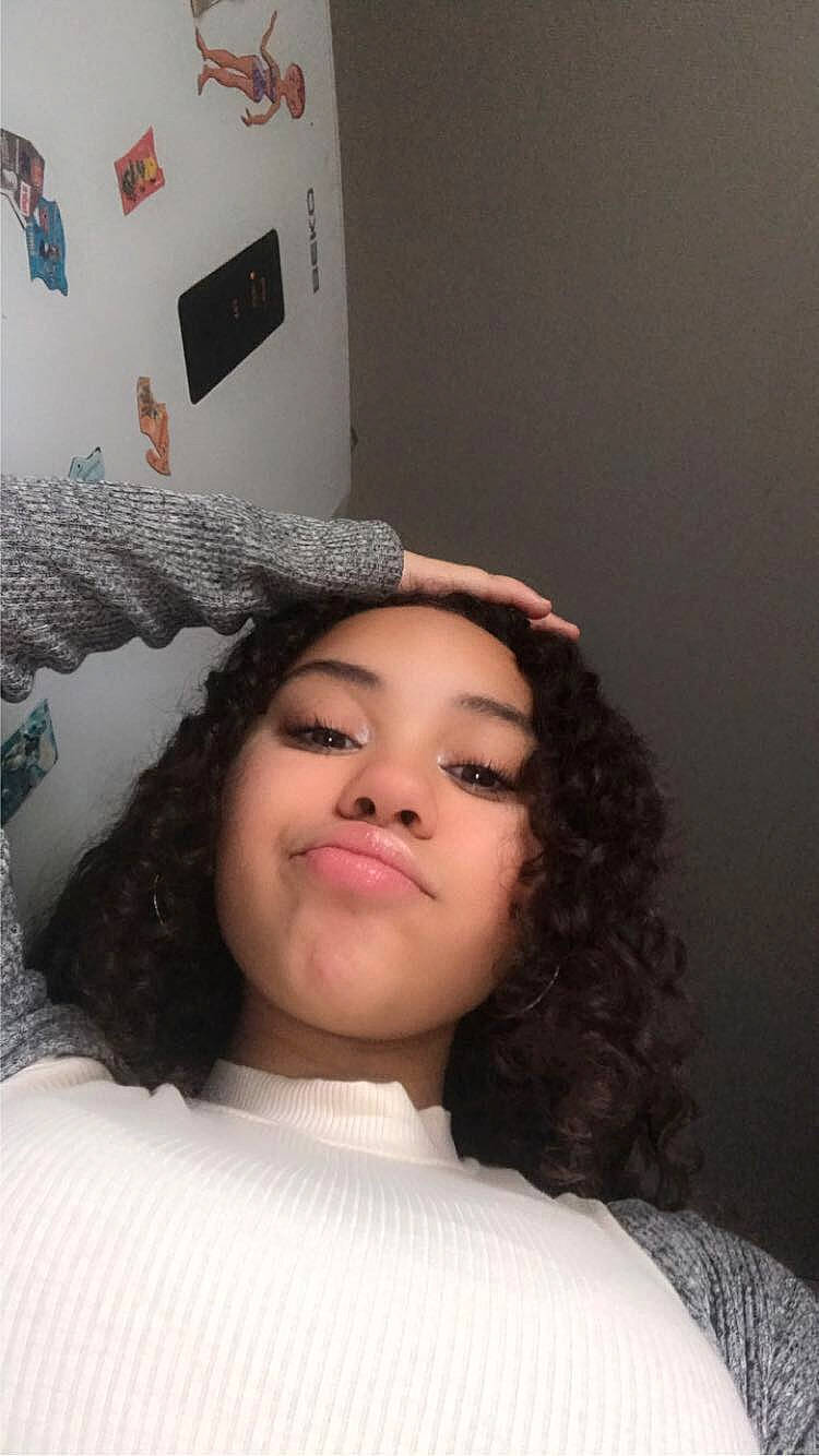 Thaïs a rejoint le concours — aidez-le/la à gagner de superbes lots ! black_hair, brown_hair, comfort, dress, eyelash, fashion_accessory, fashion_design, flash_photography, hair_accessory, happy, headpiece, iris, jaw, lip, long_hair, person, selfie, shoulder, skin, smile