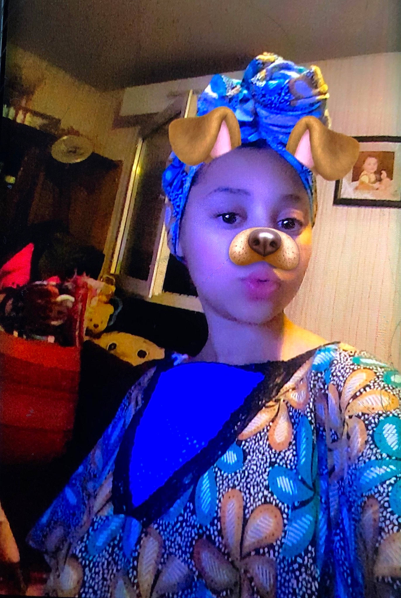 Thaïs participe au concours pour gagner de l'argent avec cette photo : art, artist, beauty, blue, blurred, costume, electric_blue, entertainment, event, eyewear, fashion_accessory, fashion_design, fun, human_body, magenta, necklace, performance_art, performing_arts, person, pink