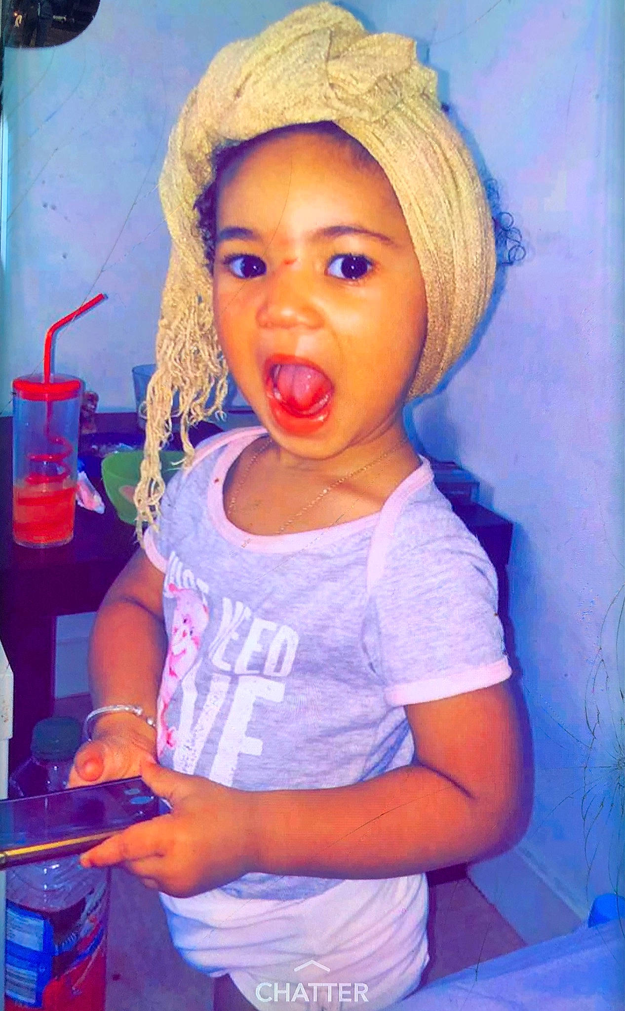 Louna participe au concours pour gagner de l'argent avec cette photo : blue, cap, cheek, electric_blue, eyelash, face, happy, hat, headwear, human_body, iris, lip, mouth, nose, organ, person, pink, purple, smile, surprise