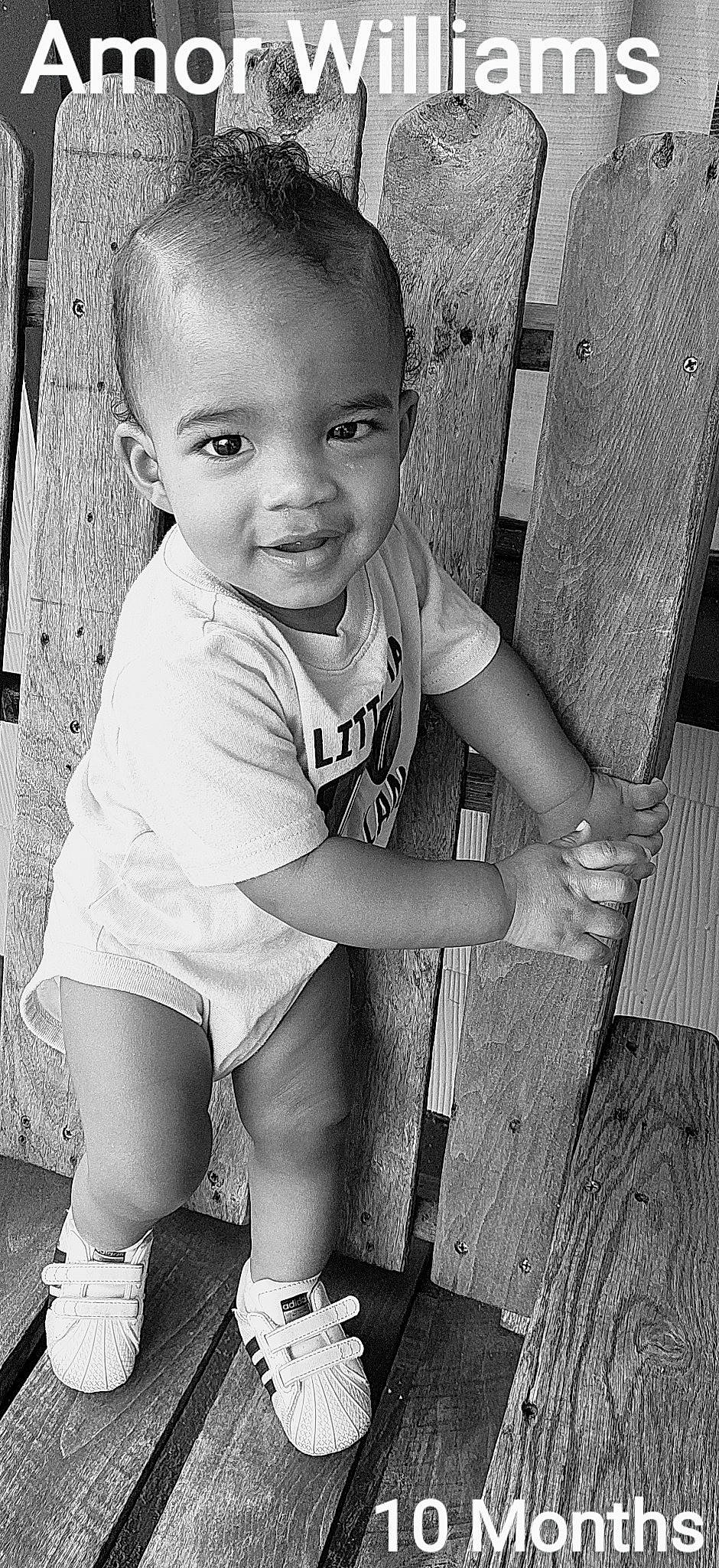 Amor is registered to the contest to win money with this photo: arm, black, black_and_white, eye, finger, flash_photography, hairstyle, hand, happy, head, joint, leg, lip, organ, person, photograph, skin, smile, standing, style