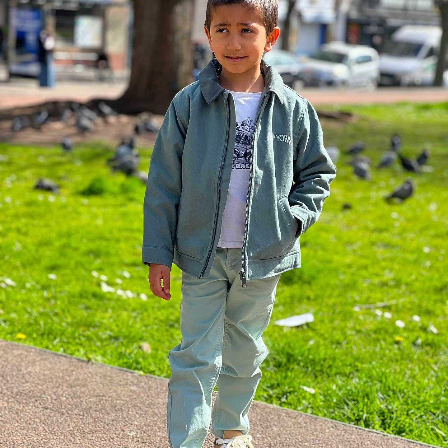 Abdelaziz a rejoint le concours — aidez-le/la à gagner de superbes lots ! animal, bird, blackhair, blazer, boy, child, clothing, coat, dimples, hair, jacket, jeans, male, pants, pedestrian, person, sitting, sleeve, standing, student