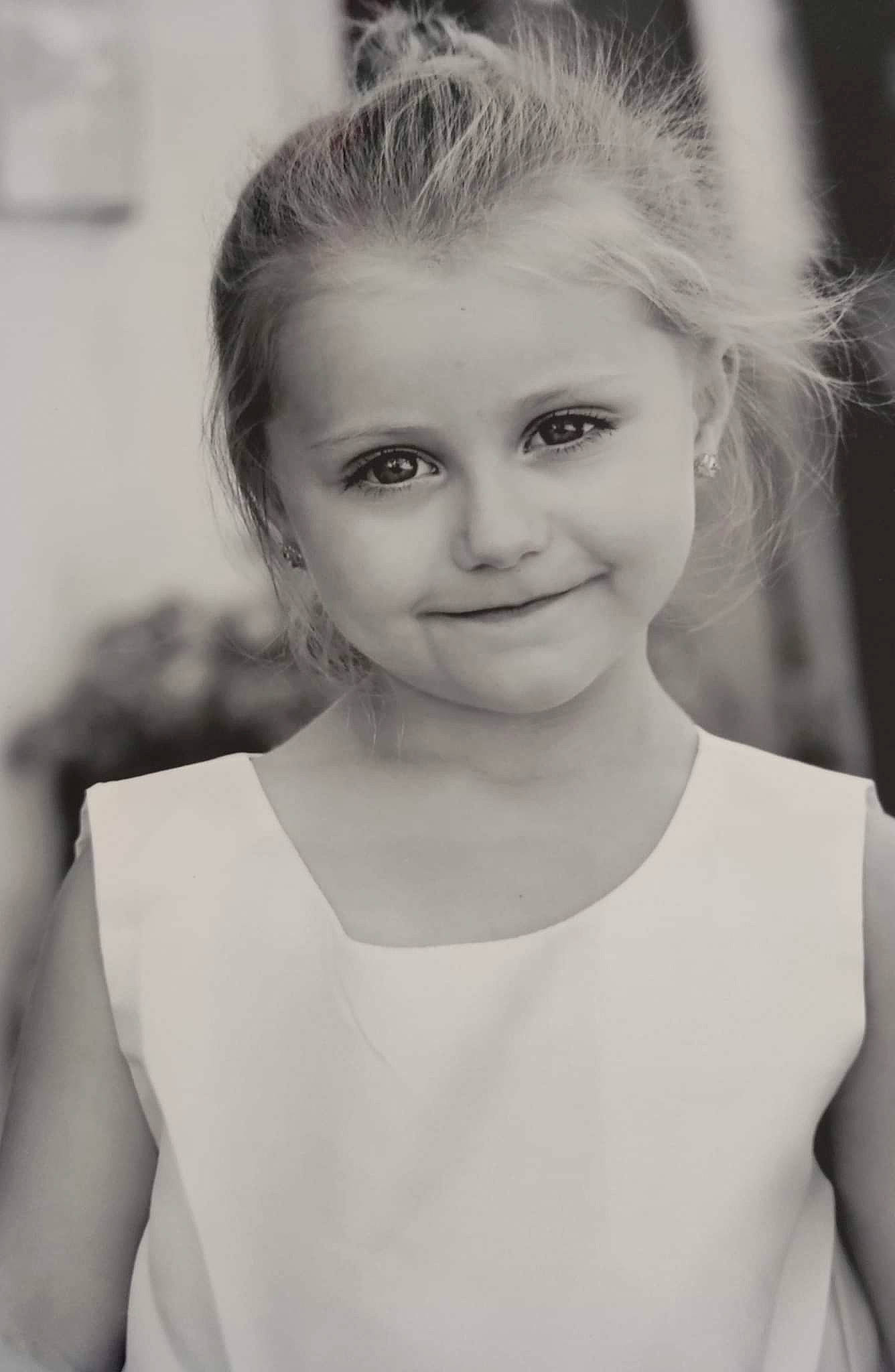 Jade a rejoint le concours — aidez-le/la à gagner de superbes lots ! black_and_white, chest, chin, eye, eyebrow, face, facial_expression, fashion, flash_photography, hair, happy, head, iris, joy, lip, monochrome, monochrome_photography, person, shoulder, smile