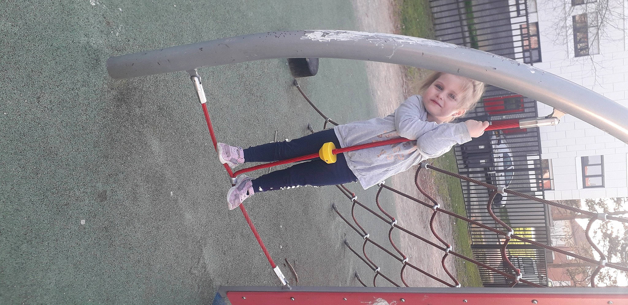 Jade a rejoint le concours — aidez-le/la à gagner de superbes lots ! adventure, asphalt, balance, building, climbing_harness, fun, person, recreation, rock_climbing_equipment, rope, smile, sweatpant, toy, walking_shoe