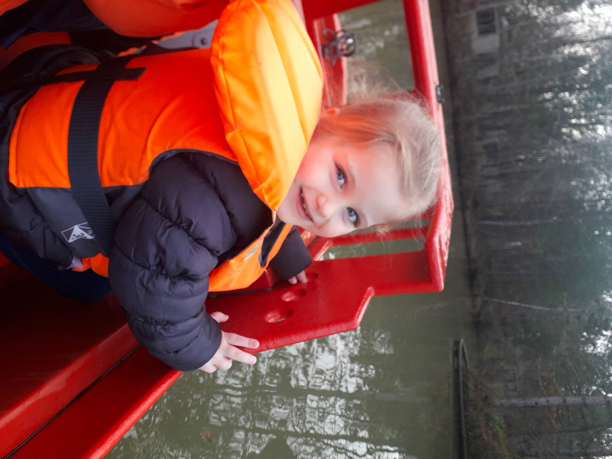 Jade participe au concours pour gagner de l'argent avec cette photo : baby_toddler_clothing, child, comfort, fun, happy, joy, leisure, orange, person, recreation, smile, toddler, water, winter, wood