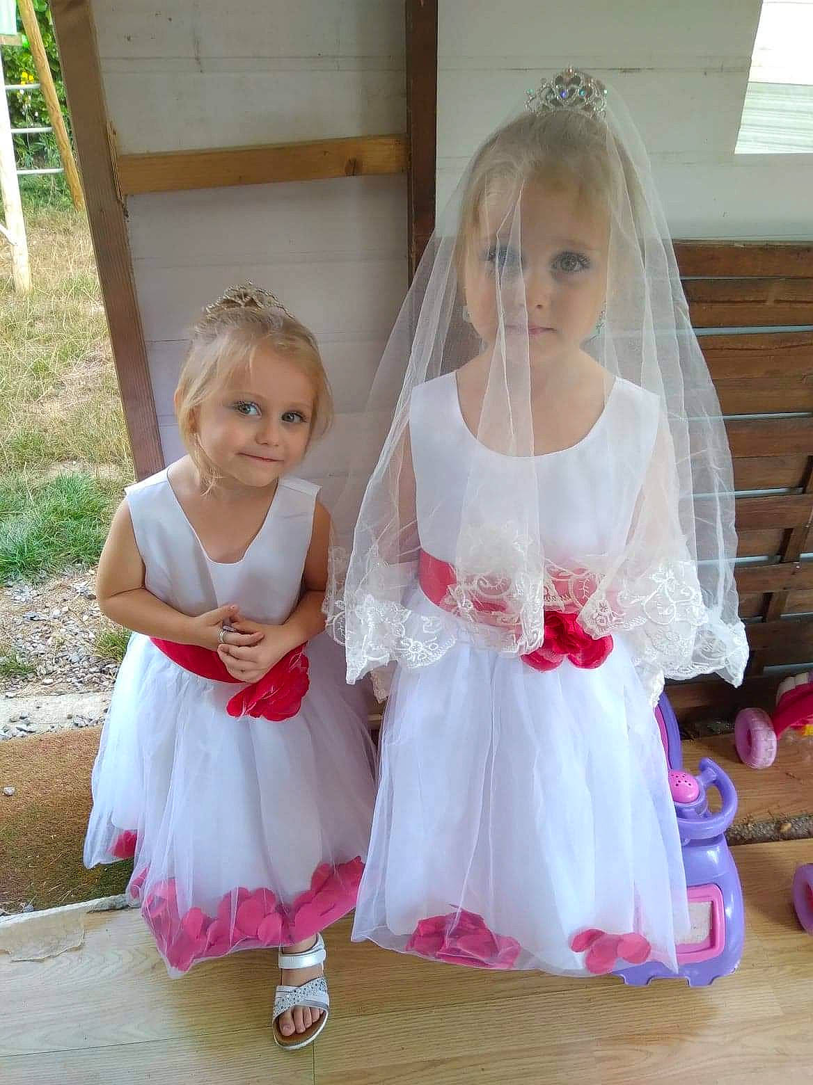 Jade a rejoint le concours — aidez-le/la à gagner de superbes lots ! baby_toddler_clothing, bridal_accessory, bridal_clothing, bridal_veil, clothing, dress, embellishment, event, fashion, formal_wear, fun, gown, hairstyle, happy, joy, person, pink, shoulder, skin, toy