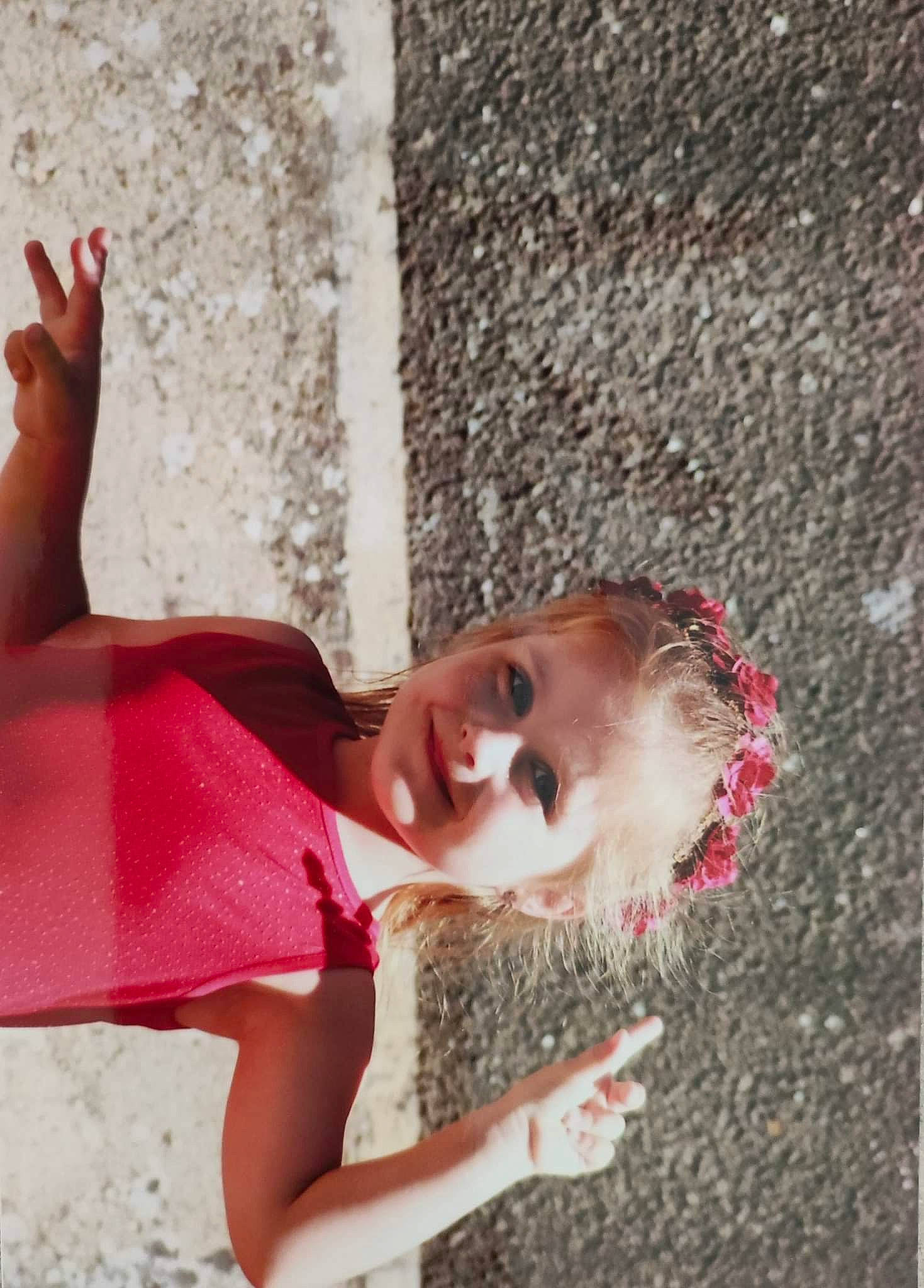 Jade participe au concours pour gagner de l'argent avec cette photo : child, elbow, eyewear, fun, grass, happy, human_leg, joy, leisure, people_in_nature, person, recreation, shadow, smile, sunglasses, thigh, tree, vacation, water, wood