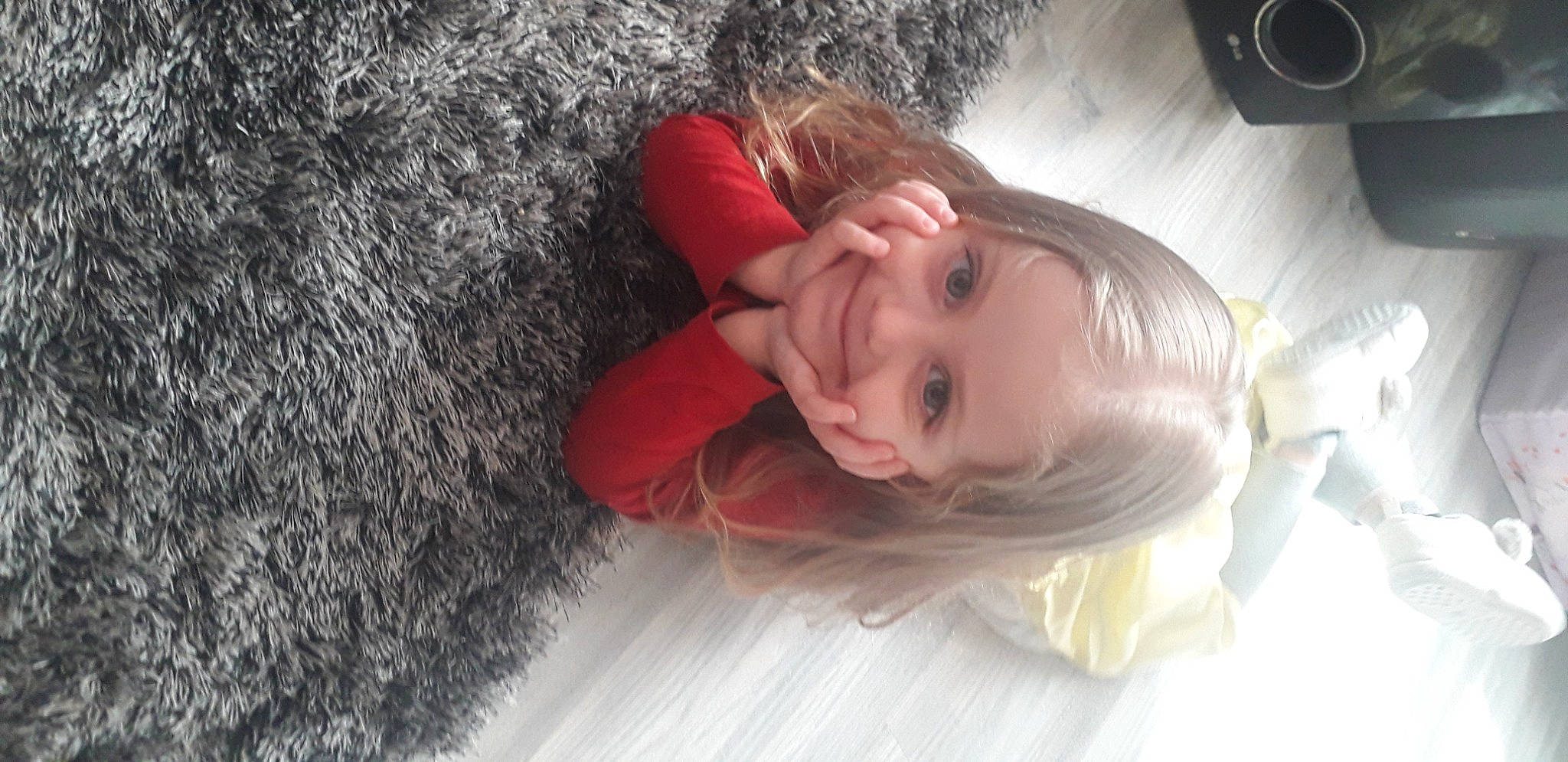 Luna participe au concours pour gagner de l'argent avec cette photo : baby, blond, cheek, child, ear, eyelash, facial_expression, fun, fur, grass, happy, iris, joy, lip, mouth, nose, person, skin, smile, toddler