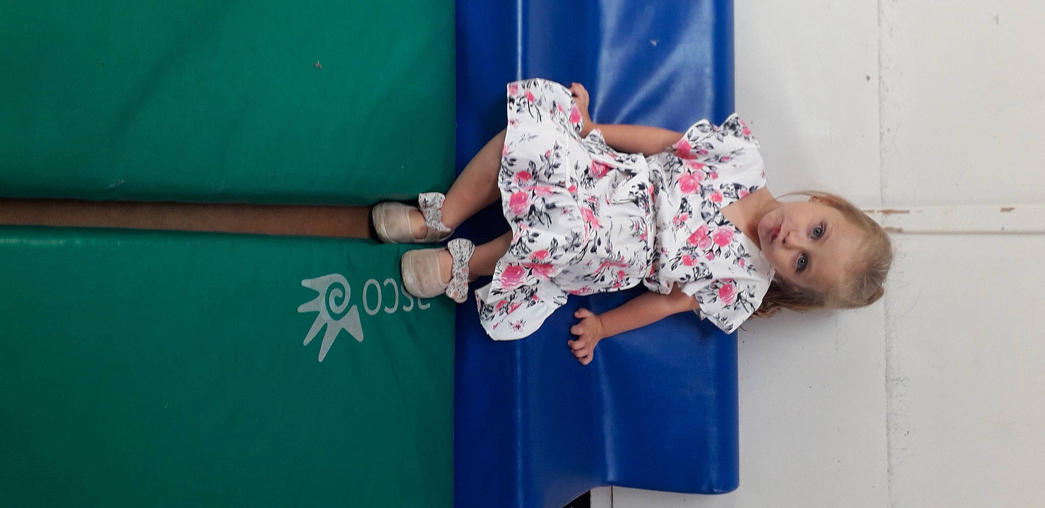 Luna participe au concours pour gagner de l'argent avec cette photo : baby_toddler_clothing, child, electric_blue, event, fun, happy, human_leg, joint, knee, leisure, magenta, pattern, person, room, sandal, sitting, smile, sock, textile, toddler