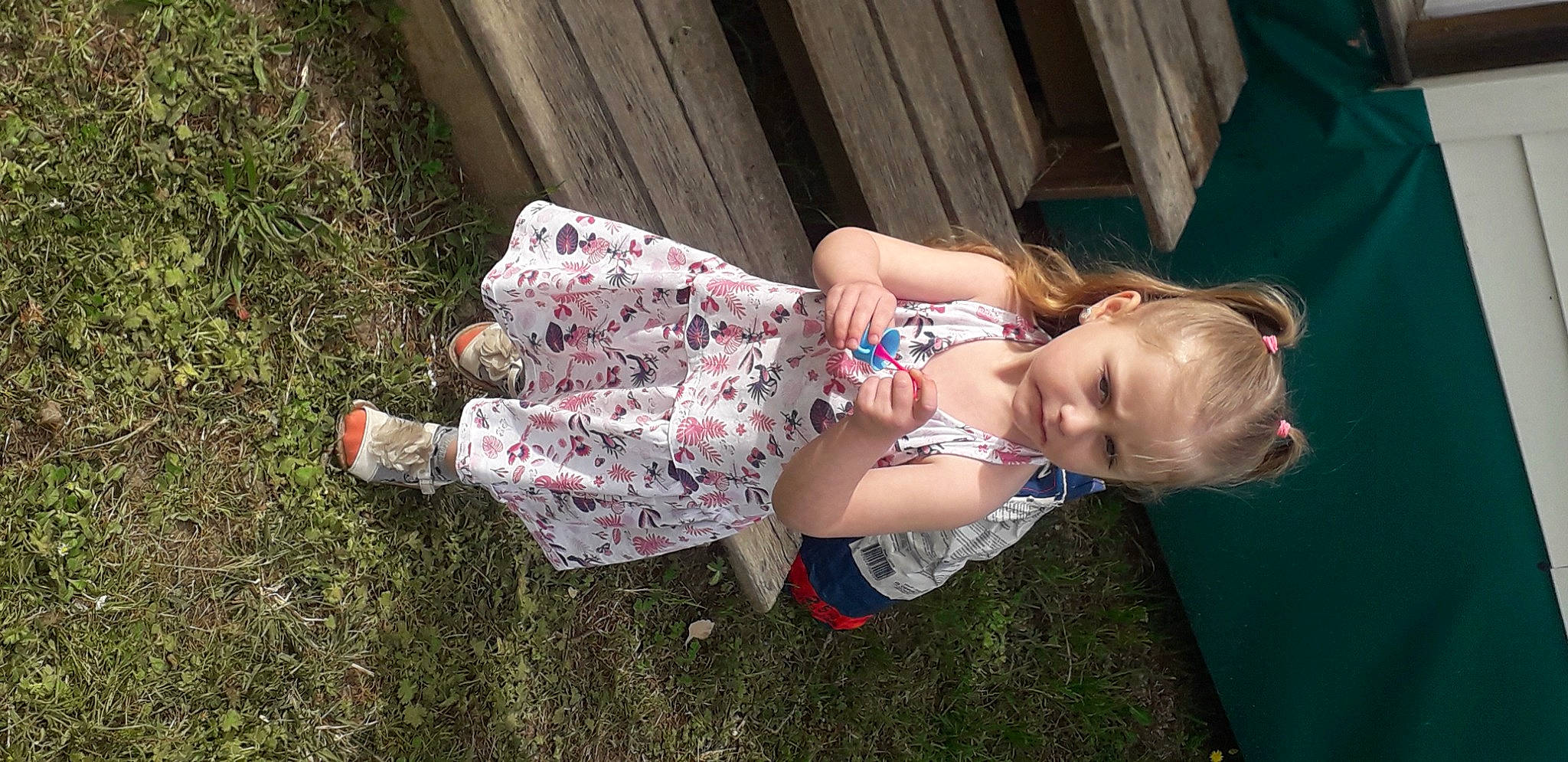 Luna a rejoint le concours — aidez-le/la à gagner de superbes lots ! baby, baby_toddler_clothing, child, fun, glasses, grass, hair, happy, human_leg, leisure, pattern, people_in_nature, person, plant, play, recreation, sitting, smile, toddler, tree