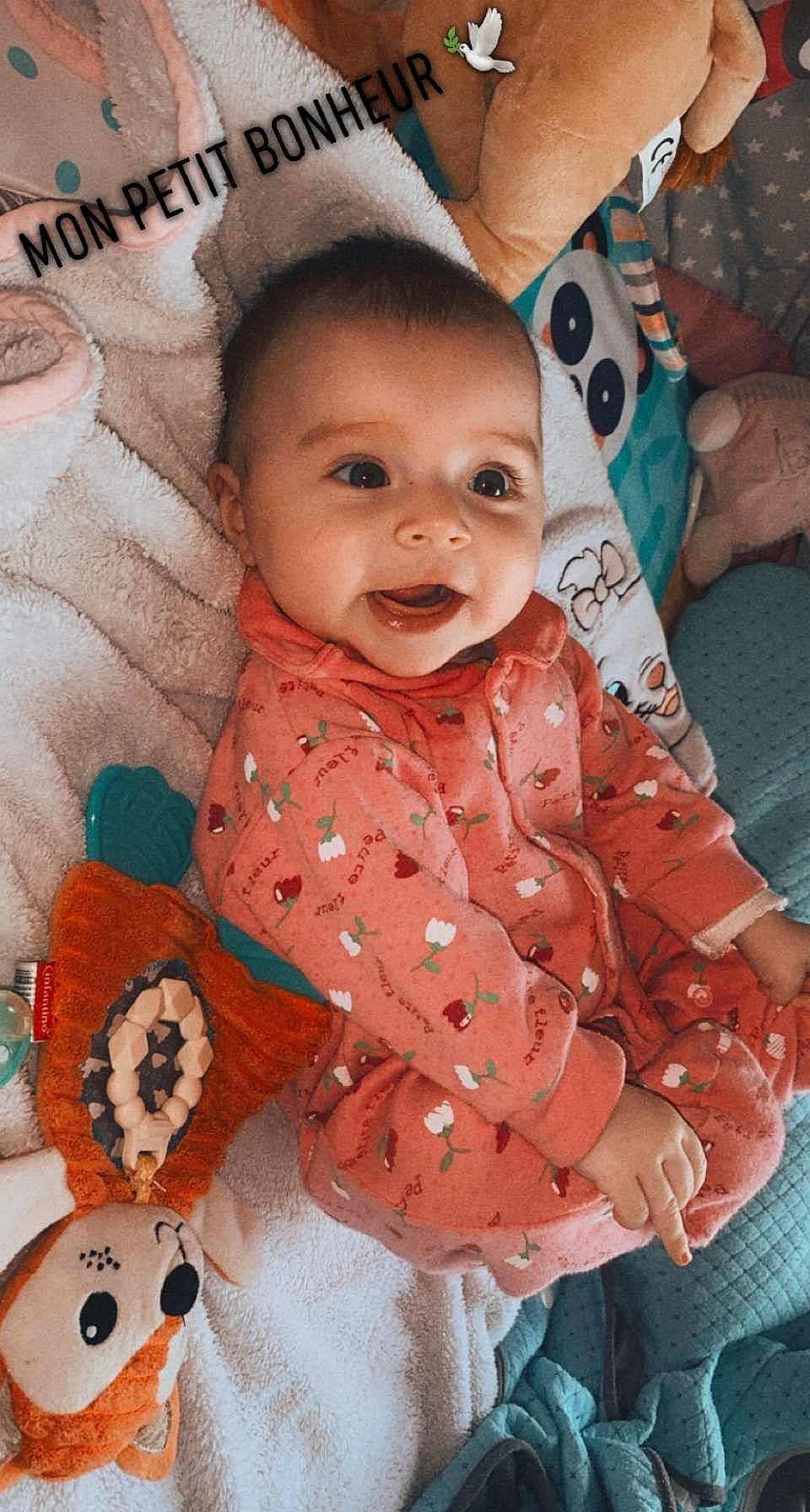 Djulya a rejoint le concours — aidez-le/la à gagner de superbes lots ! baby, baby_toddler_clothing, cheek, dress, finger, happy, head, iris, mammal, mouth, nose, orange, person, pink, skin, sleeve, smile, textile, toddler, vertebrate