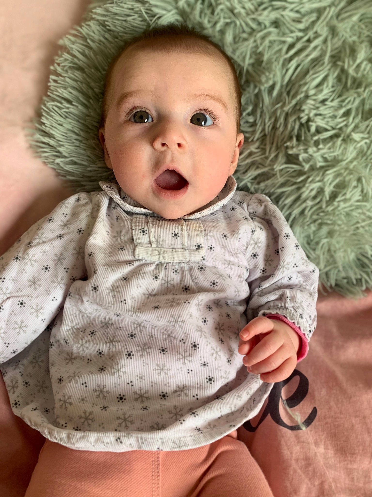 Djulya a rejoint le concours — aidez-le/la à gagner de superbes lots ! arm, baby_toddler_clothing, cheek, chin, face, gesture, hand, head, lip, mouth, neck, nose, organ, outerwear, person, product, skin, sleeve, standing, stomach