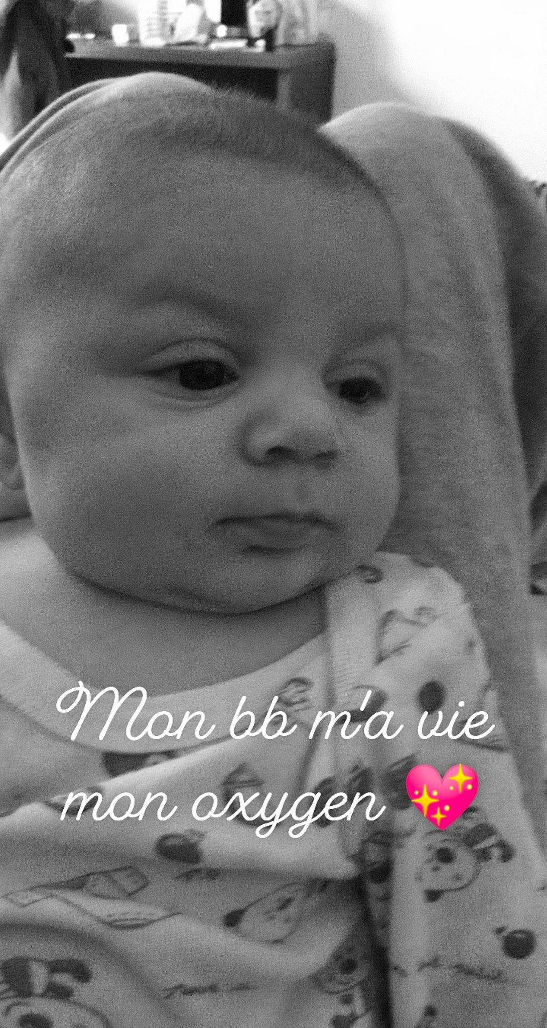 Tym participe au concours pour gagner de l'argent avec cette photo : baby, black_and_white, cheek, chin, eyebrow, eyelash, finger, flash_photography, gesture, happy, iris, lip, mouth, nose, person, photograph, product, skin, smile, style