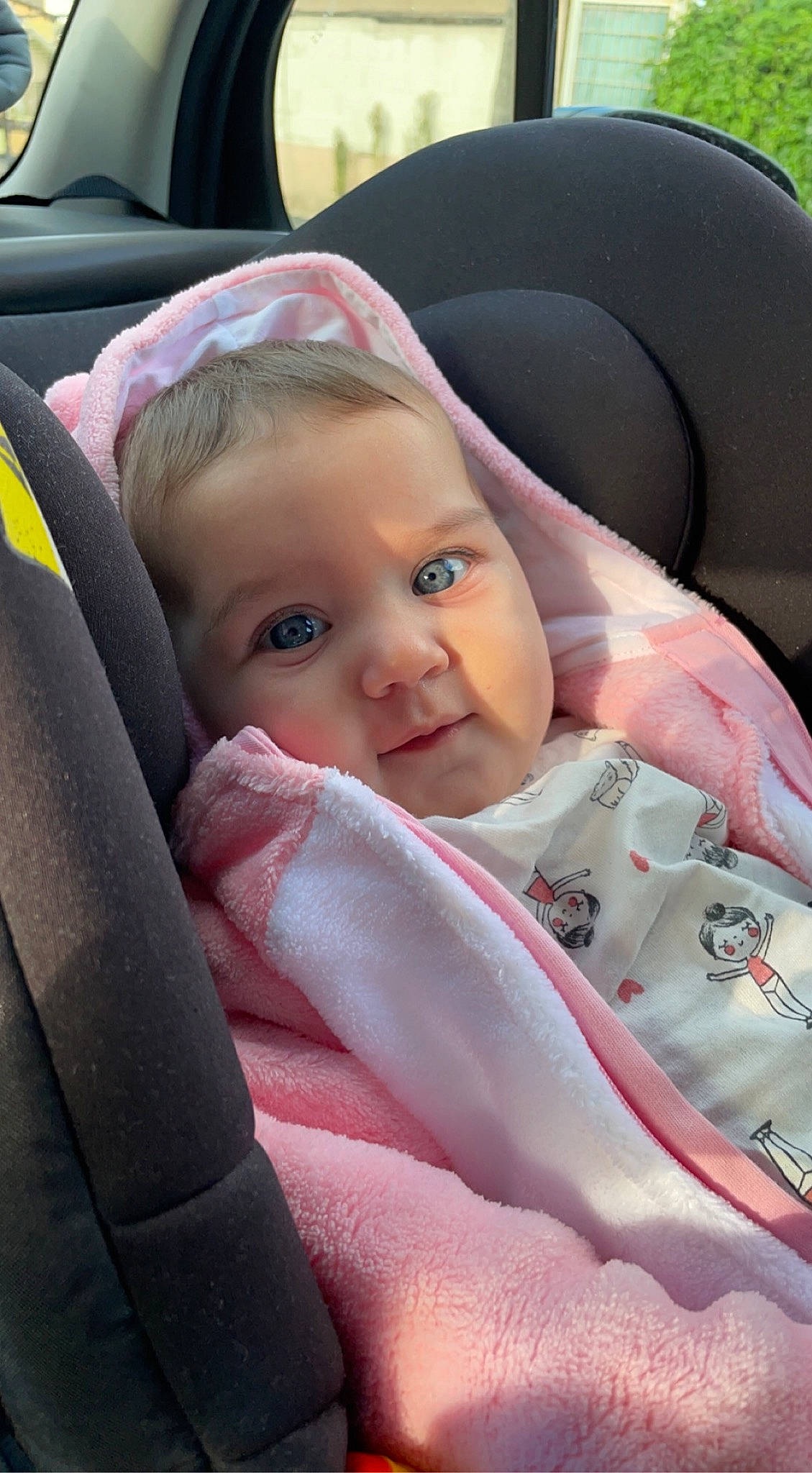 Lya participe au concours pour gagner de l'argent avec cette photo : auto_part, automotive_exterior, baby, baby_carriage, baby_in_car_seat, baby_products, baby_toddler_clothing, beauty, car_seat, cheek, child, comfort, eye, person, product, seat_belt, skin, smile, toddler, vehicle_door