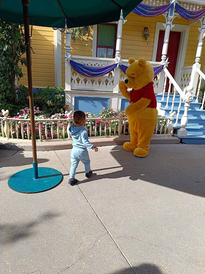 Attilio a rejoint le concours — aidez-le/la à gagner de superbes lots ! asphalt, child, city, event, fun, hat, leisure, pedestrian, person, playground, recreation, road, road_surface, shade, shorts, sidewalk, street, sun_hat, toddler, tourism