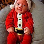 Mattéo participe au concours pour gagner de l'argent avec cette photo : baby, bright_eyes, child, christmas, cozy, cushion, cute, face, festive, hands, hat, holiday, indoor, infant, person, portrait, red_clothing, santa_outfit, smiling, warm