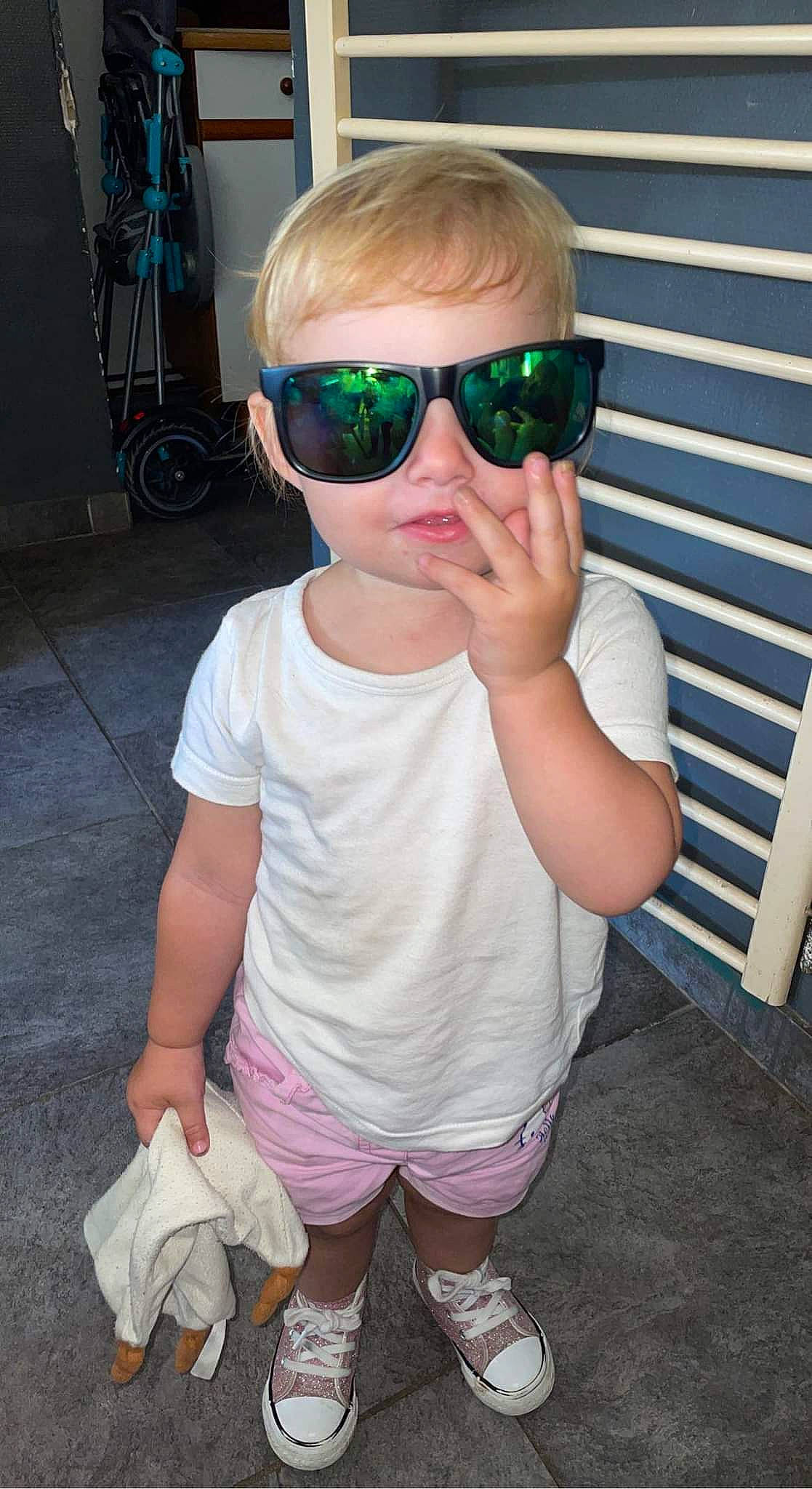 Elya participe au concours pour gagner de l'argent avec cette photo : baby_toddler_clothing, child, cool, eye_glass_accessory, eyewear, face, fun, glasses, goggles, head, lip, mouth, person, personal_protective_equipment, pink, shorts, sleeve, sunglasses, t_shirt, toddler