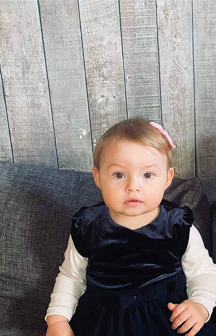 Elya participe au concours pour gagner de l'argent avec cette photo : baby, baby_toddler_clothing, cheek, child, cool, eyebrow, flash_photography, formal_wear, fun, fur, happy, iris, person, portrait_photography, sitting, sleeve, t_shirt, toddler, wood