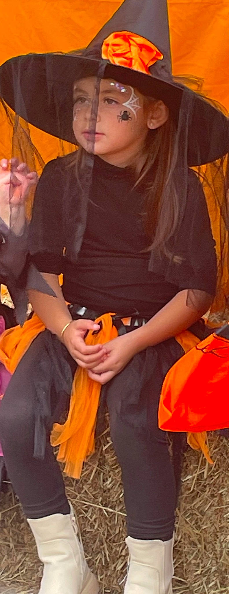 Milla participe au concours pour gagner de l'argent avec cette photo : bag, child, costume, event, eyewear, fashion_accessory, fashion_design, fun, headwear, human_leg, jewellery, nail, necklace, orange, peach, person, sitting, toddler, tradition, trick_or_treat