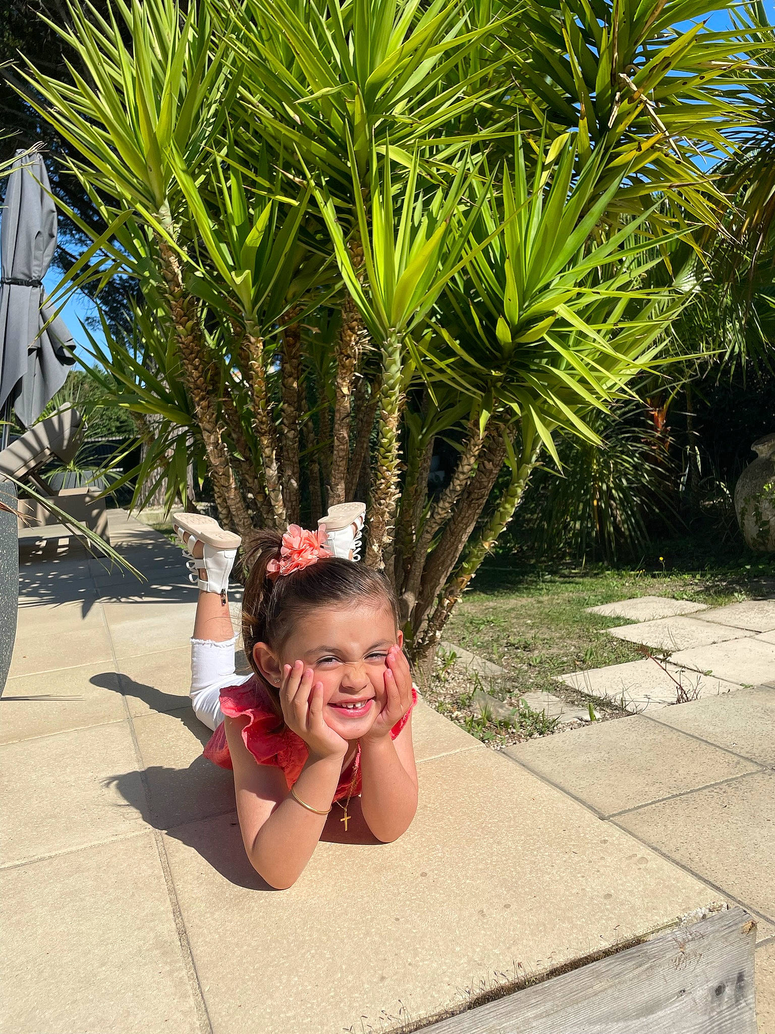 Milla participe au concours pour gagner de l'argent avec cette photo : arecales, attalea_speciosa, desert_palm, eyewear, grass, happy, joy, landscape, leisure, outdoor_furniture, palm_tree, person, plant, smile, sunglasses, swimwear, terrestrial_plant, toddler, travel, tree