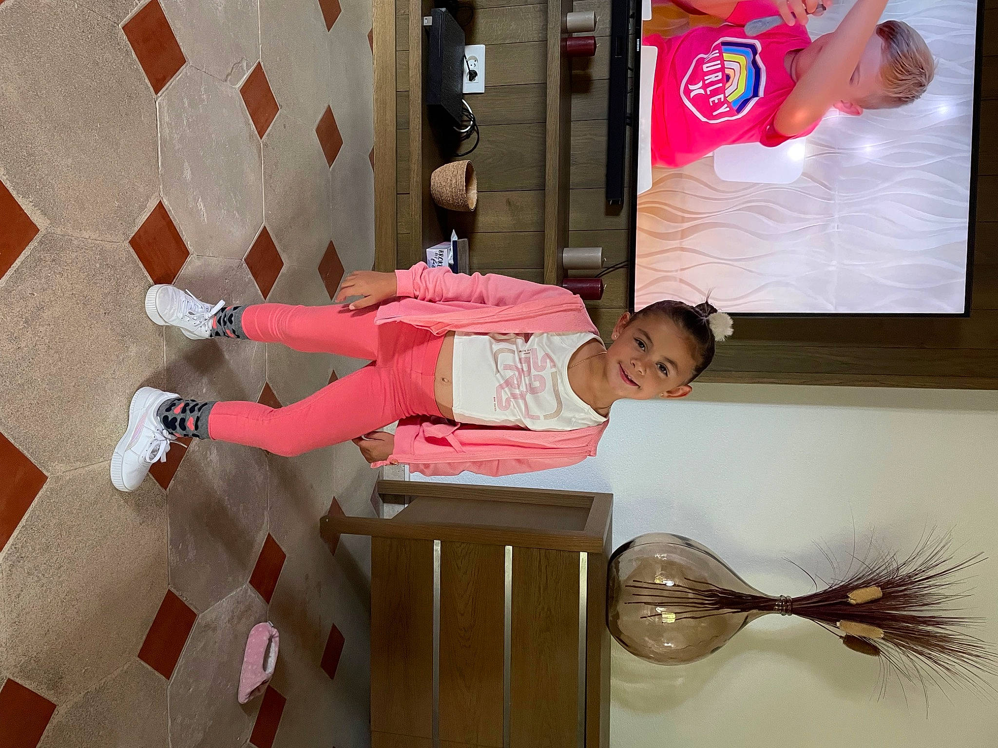 Milla a rejoint le concours — aidez-le/la à gagner de superbes lots ! building, ceiling, child, flooring, fun, hardwood, human_leg, interior_design, joy, kitchen_utensil, magenta, pattern, person, photograph, pink, room, smile, snapshot, tire, visual_arts