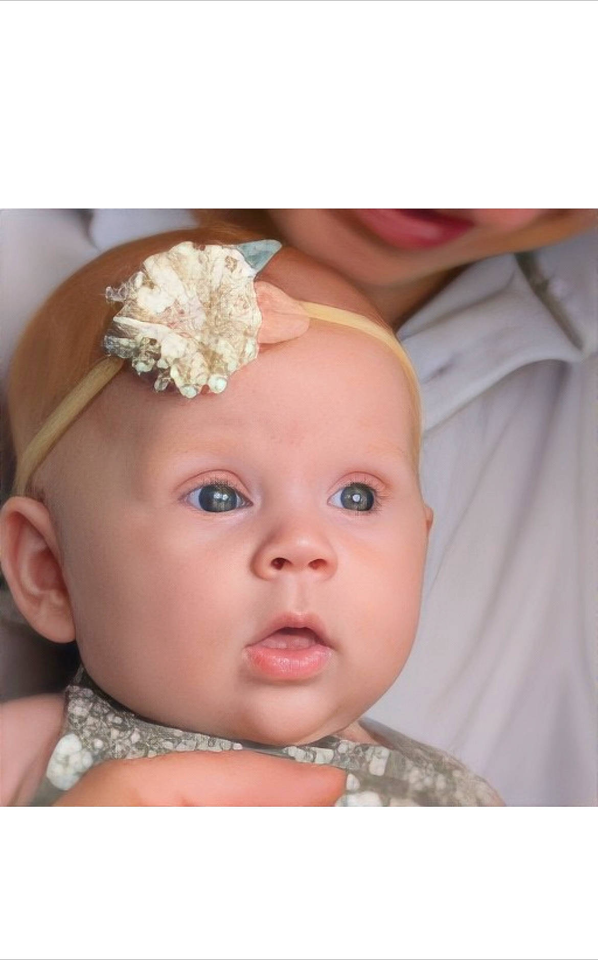 Maddy a rejoint le concours — aidez-le/la à gagner de superbes lots ! baby, baby_toddler_clothing, bridal_accessory, costume_hat, dress, embellishment, event, eyelash, fashion_accessory, hair_accessory, happy, headband, headgear, headpiece, headwear, jewellery, pattern, peach, person, petal