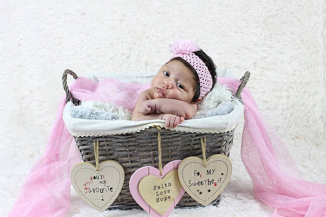 Alexandra participe au concours pour gagner de l'argent avec cette photo : baby, baby_products, baby_sleeping, baby_toddler_clothing, basket, child, headpiece, home_accessories, infant_bed, person, photography, pink, product, toddler, wicker