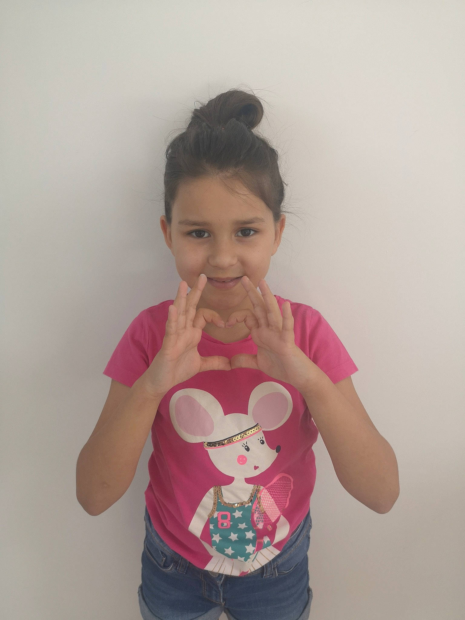 Mariana a rejoint le concours — aidez-le/la à gagner de superbes lots ! arm, child, ear, face, finger, gesture, head, joint, joy, neck, nose, organ, person, pink, shoulder, skin, sleeve, standing, t_shirt, textile