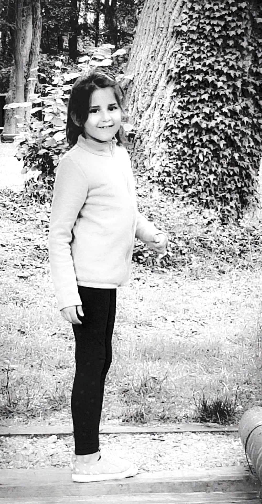 Mariana participe au concours pour gagner de l'argent avec cette photo : beauty, black, black_and_white, child_model, fashion, joy, leg, leggings, lip, long_hair, monochrome, monochrome_photography, person, photo_shoot, photograph, photography, portrait, smile, snapshot, standing