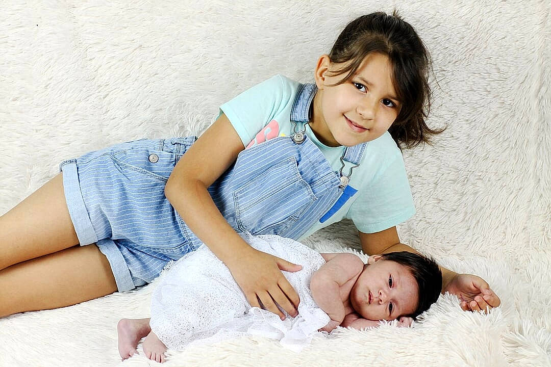 Mariana a rejoint le concours — aidez-le/la à gagner de superbes lots ! baby, barefoot, child, comfort, happy, joy, person, sibling, skin, toddler