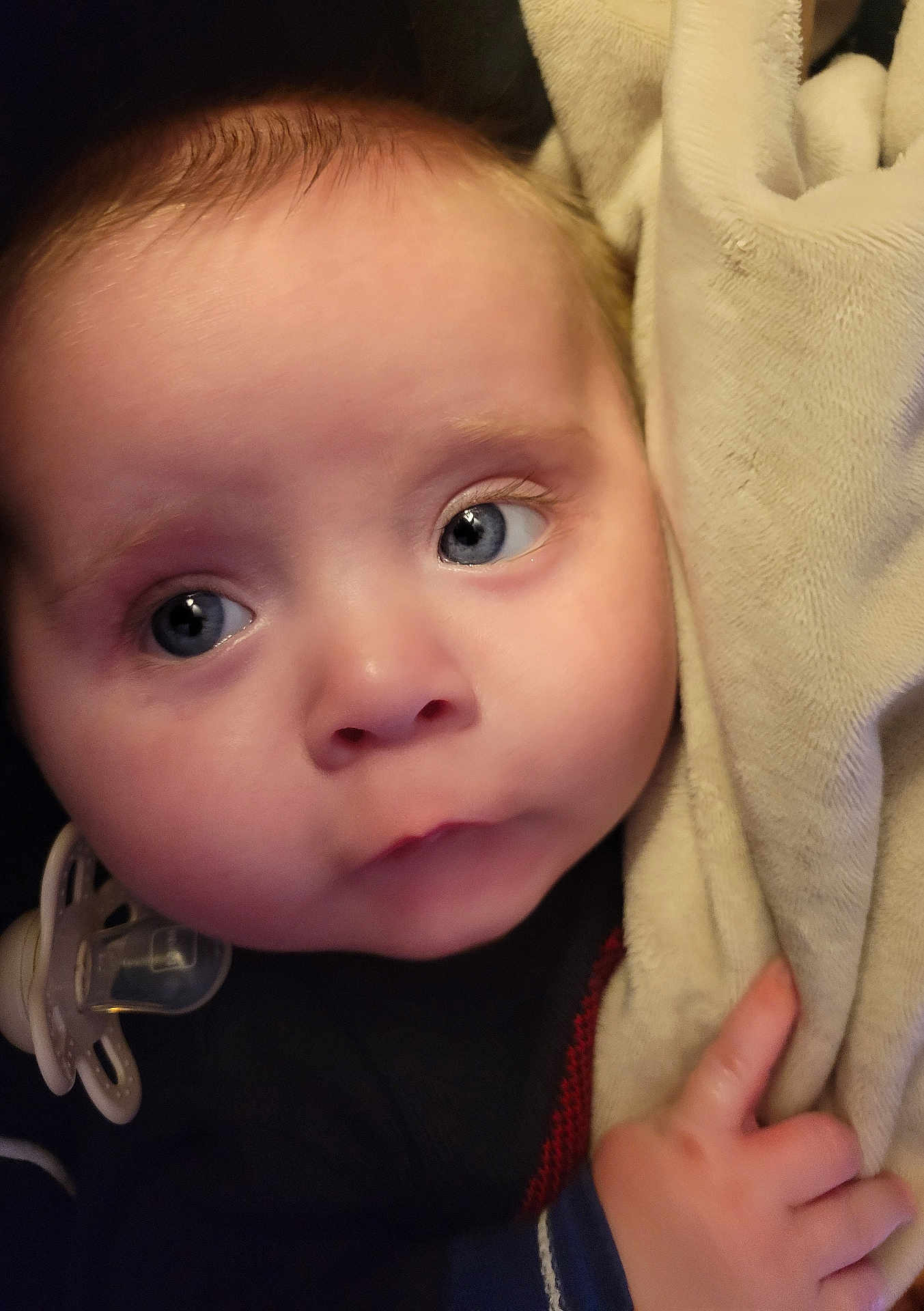 Andrea a rejoint le concours — aidez-le/la à gagner de superbes lots ! baby, blue_eyes, blanket, close_up, cute, face, hand, infant, pacifier, person, portrait, soft, skin, toddler, young_child, expression, indoors, warm, comfort, clothing