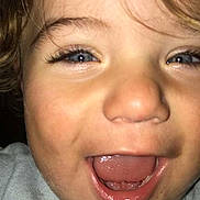 Leysson a rejoint le concours — aidez-le/la à gagner de superbes lots ! cheek, chin, ear, eyelash, flash_photography, forehead, gesture, happy, human_body, iris, jaw, lip, mouth, neck, nose, skin, smile, toddler, tongue, tooth