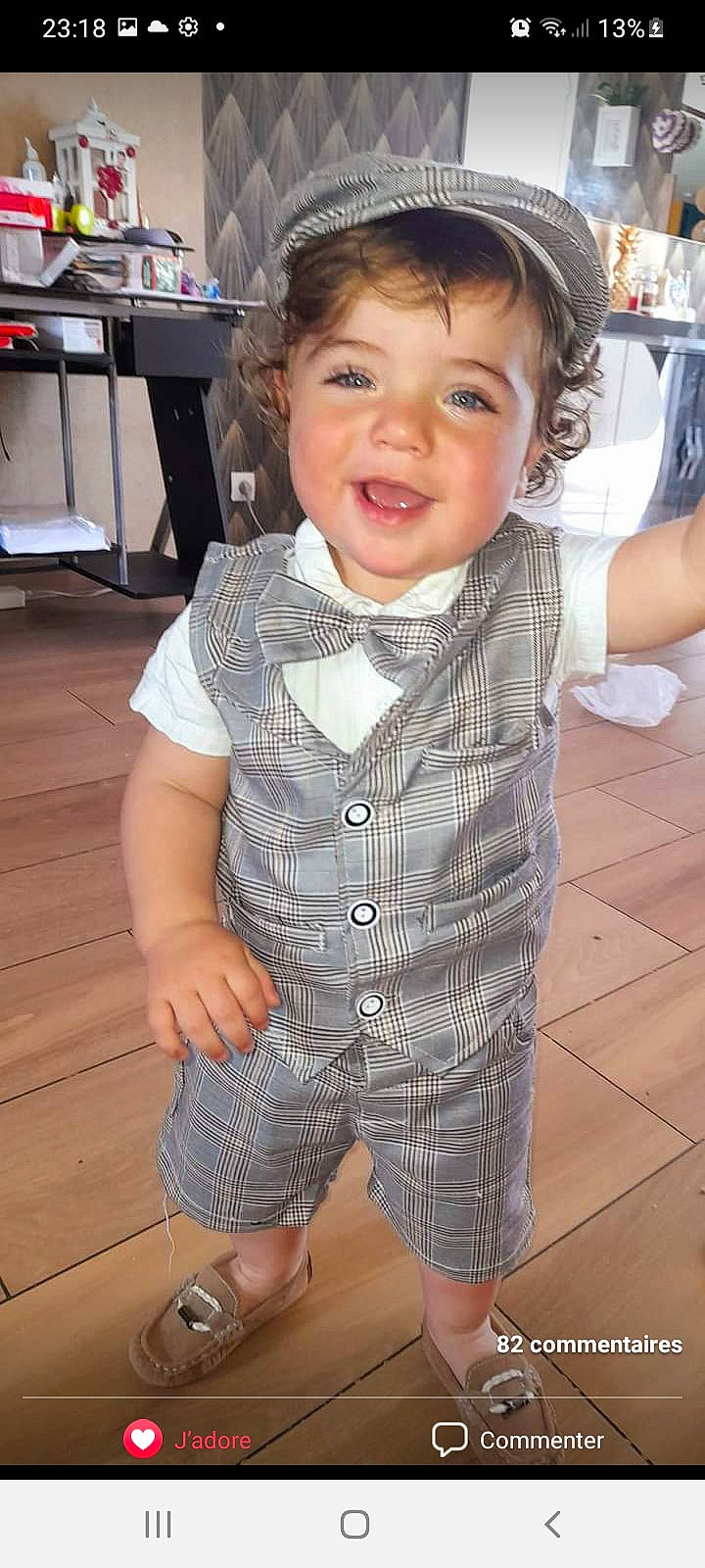 Leysson a rejoint le concours — aidez-le/la à gagner de superbes lots ! baby_toddler_clothing, cheek, dress_shirt, face, facial_expression, floor, flooring, hair, hairstyle, head, iris, joint, leg, lip, person, shoulder, skin, sleeve, smile, textile